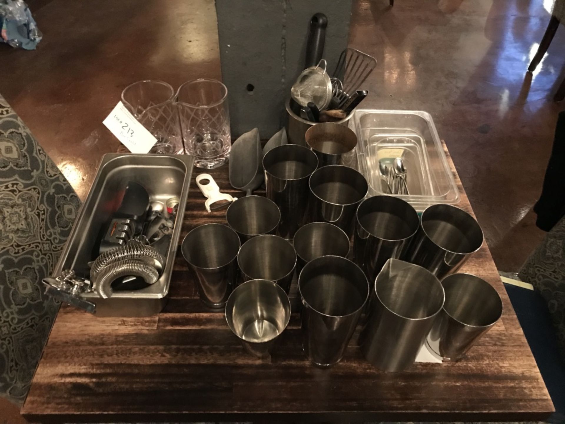LOT OF: ASSORTED BAR TOOLS(SHAKERS, MIXING GLASSES AND ACCESSORIES, ICE SCOOPERS, STRAINERS,ETC.) - Image 13 of 14