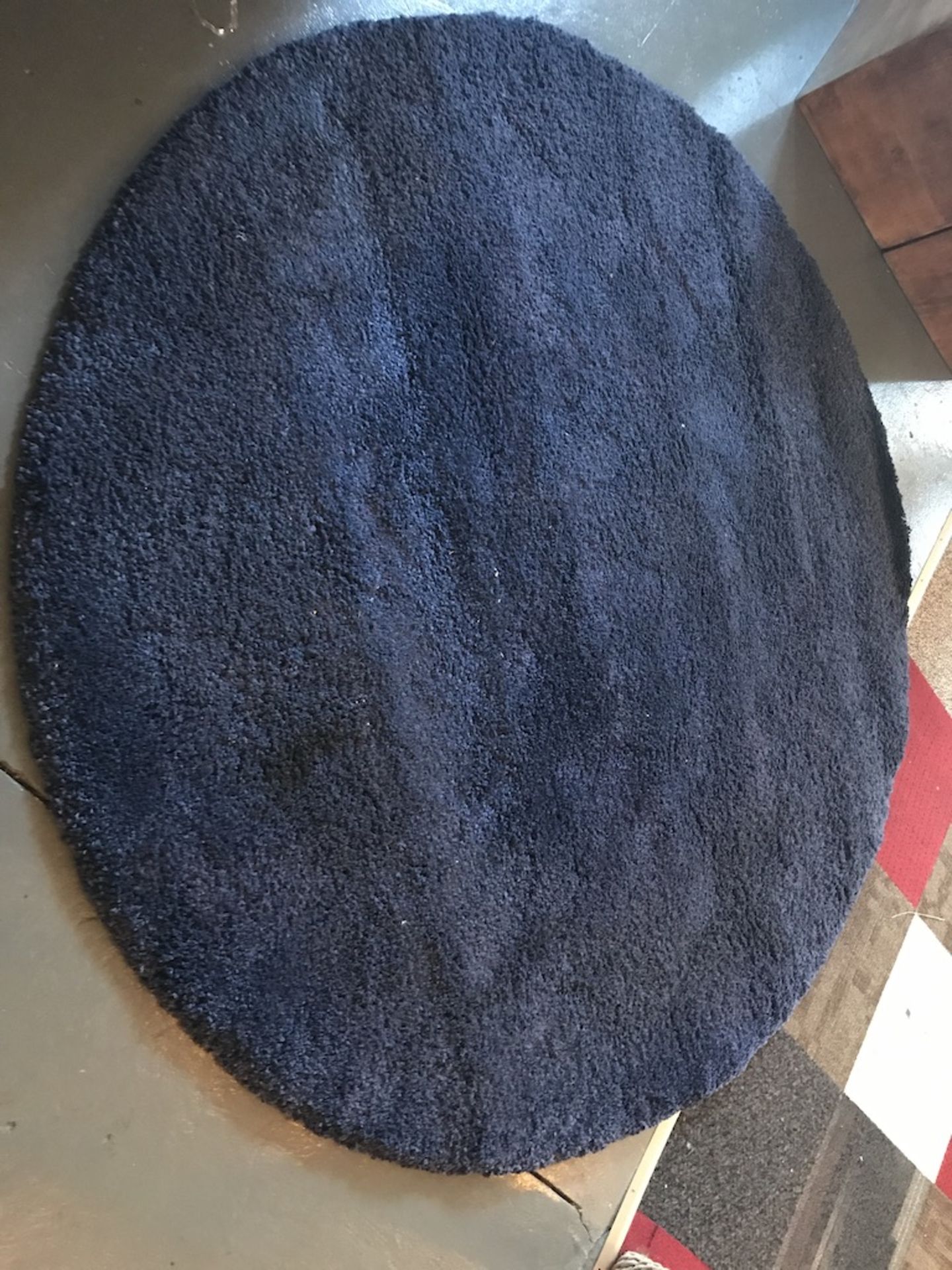 LOT OF: (4) 33" WIDE RUNNER FLOOR MATS AND (1) 7' ROUND BLUE RUG - Image 5 of 7