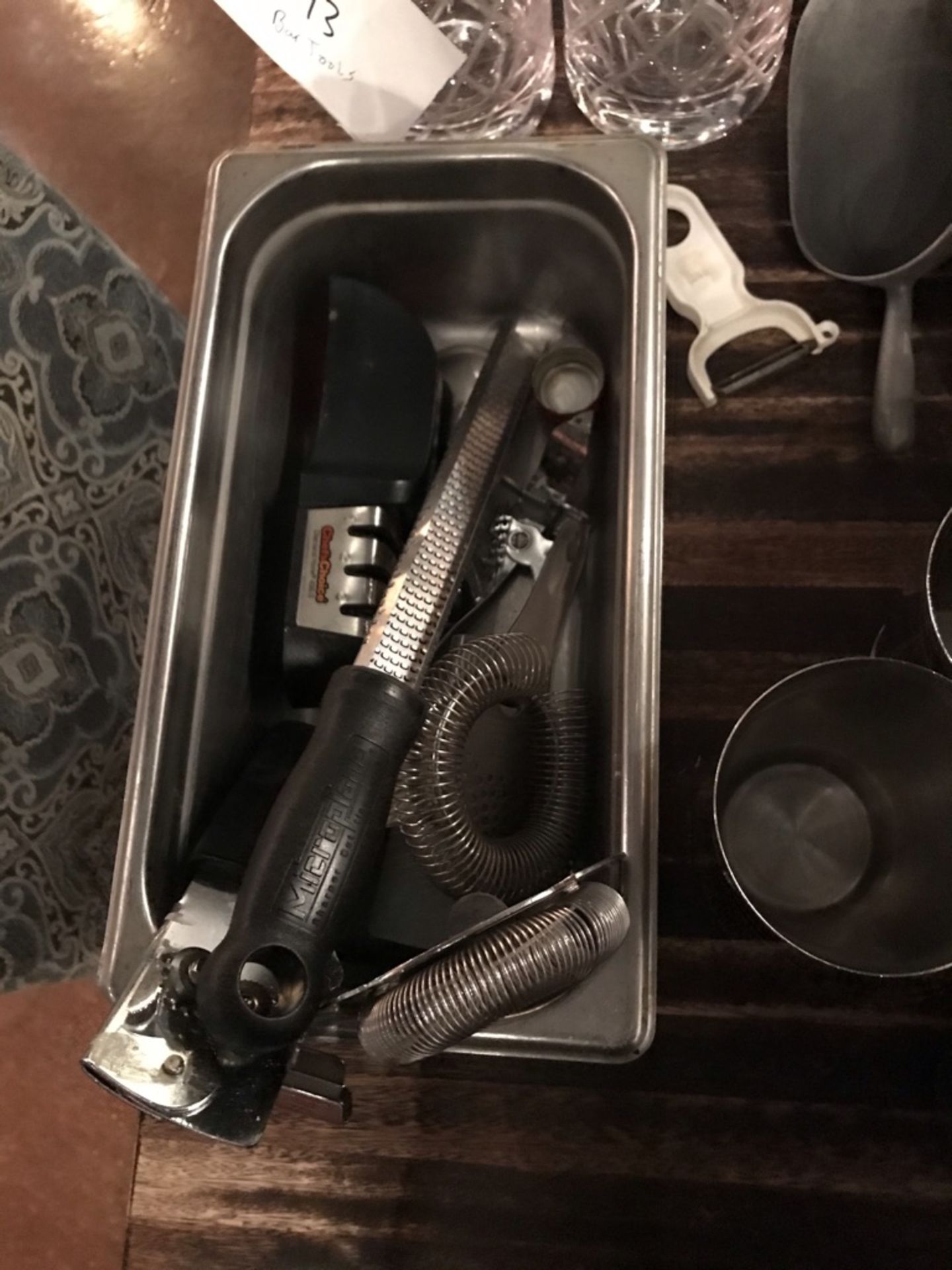 LOT OF: ASSORTED BAR TOOLS(SHAKERS, MIXING GLASSES AND ACCESSORIES, ICE SCOOPERS, STRAINERS,ETC.) - Image 7 of 14