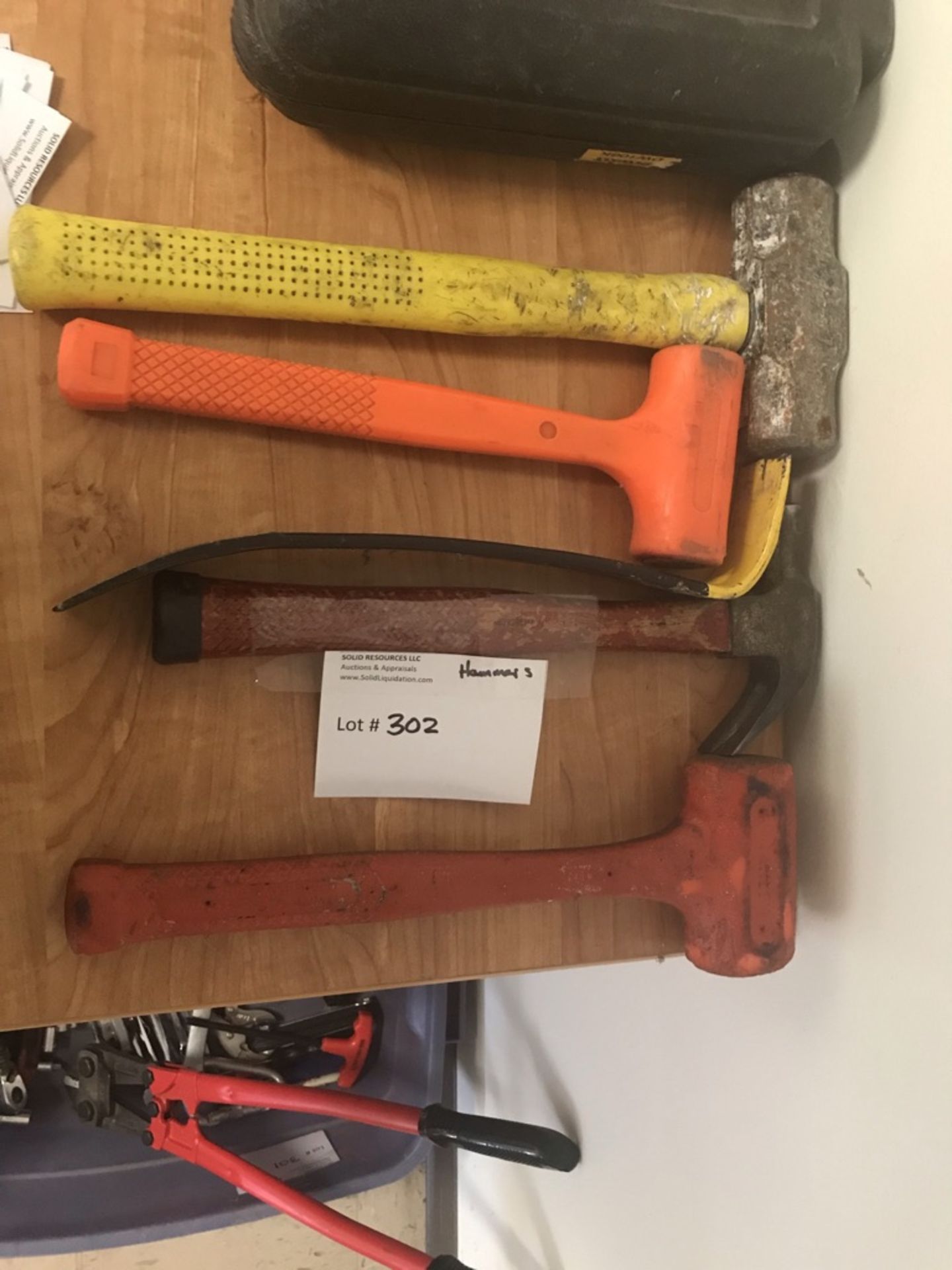 LOT OF: VARIOUS HAMMERS AND SMALL PRY BAR