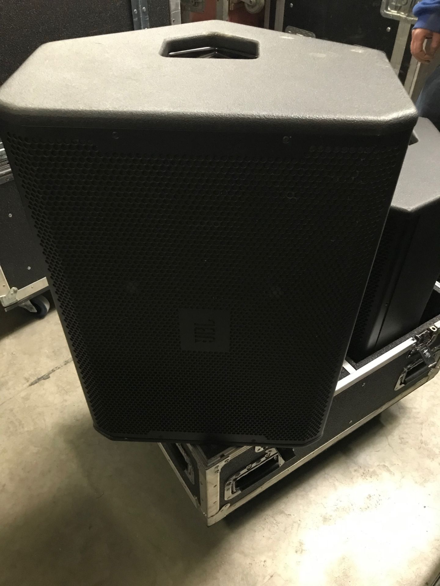 LOT OF: (2) JBL VRX 915M W/ ROLLING CASE - Image 6 of 6