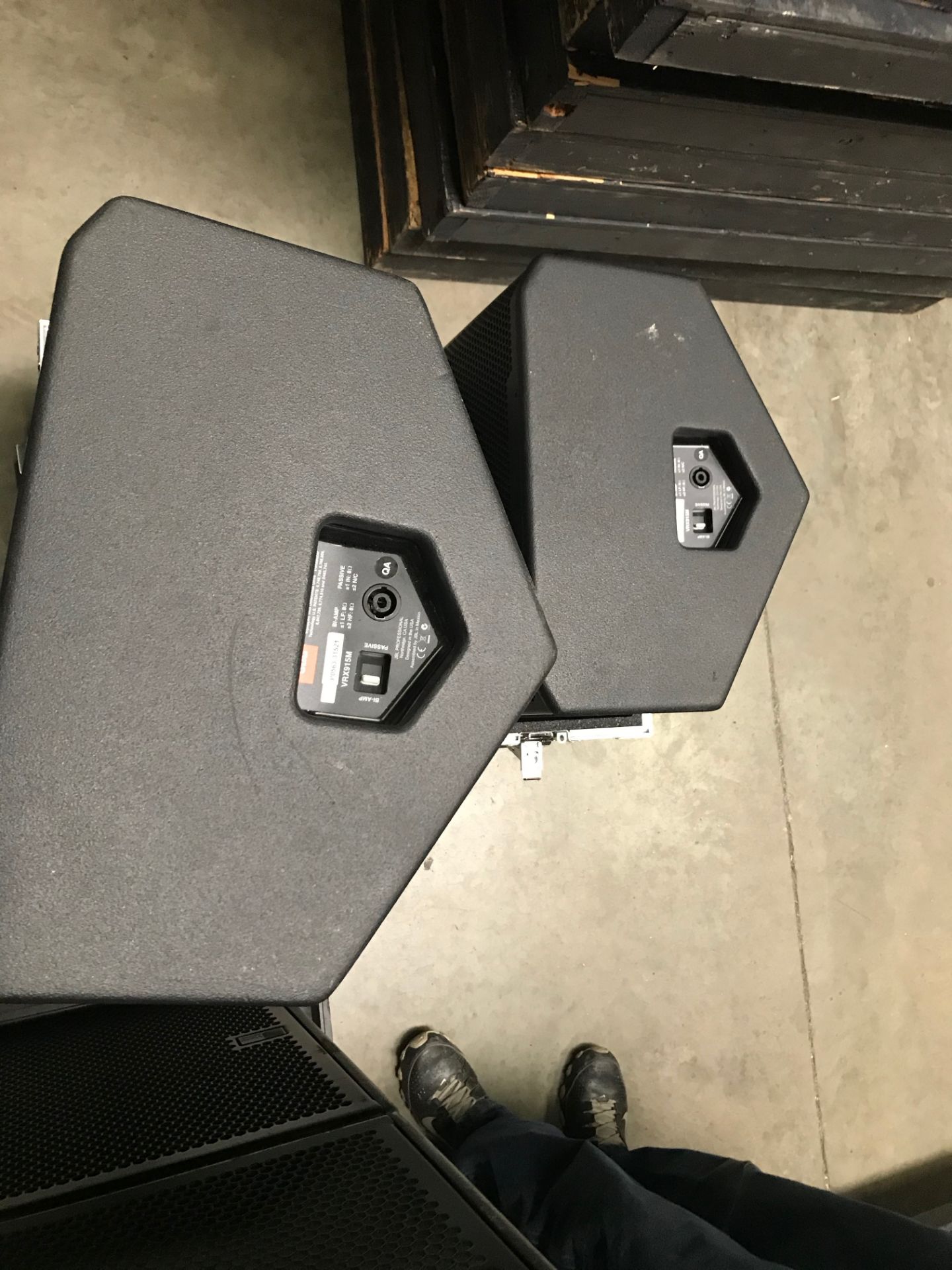 LOT OF: (2) JBL VRX 915M W/ ROLLING CASE - Image 5 of 5