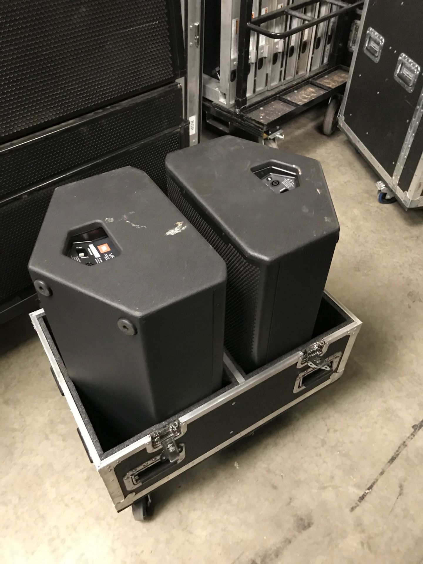 LOT OF: (2) JBL VRX 915M W/ ROLLING CASE - Image 3 of 6