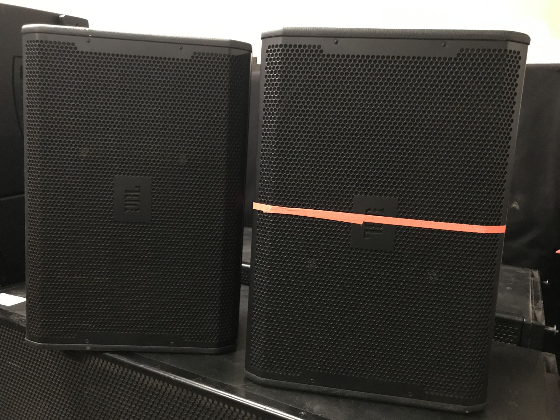 LOT OF: (2) JBL VRX 915M W/ ROLLING CASE, SN P0563-32071/ P0563-31526 - Image 2 of 4
