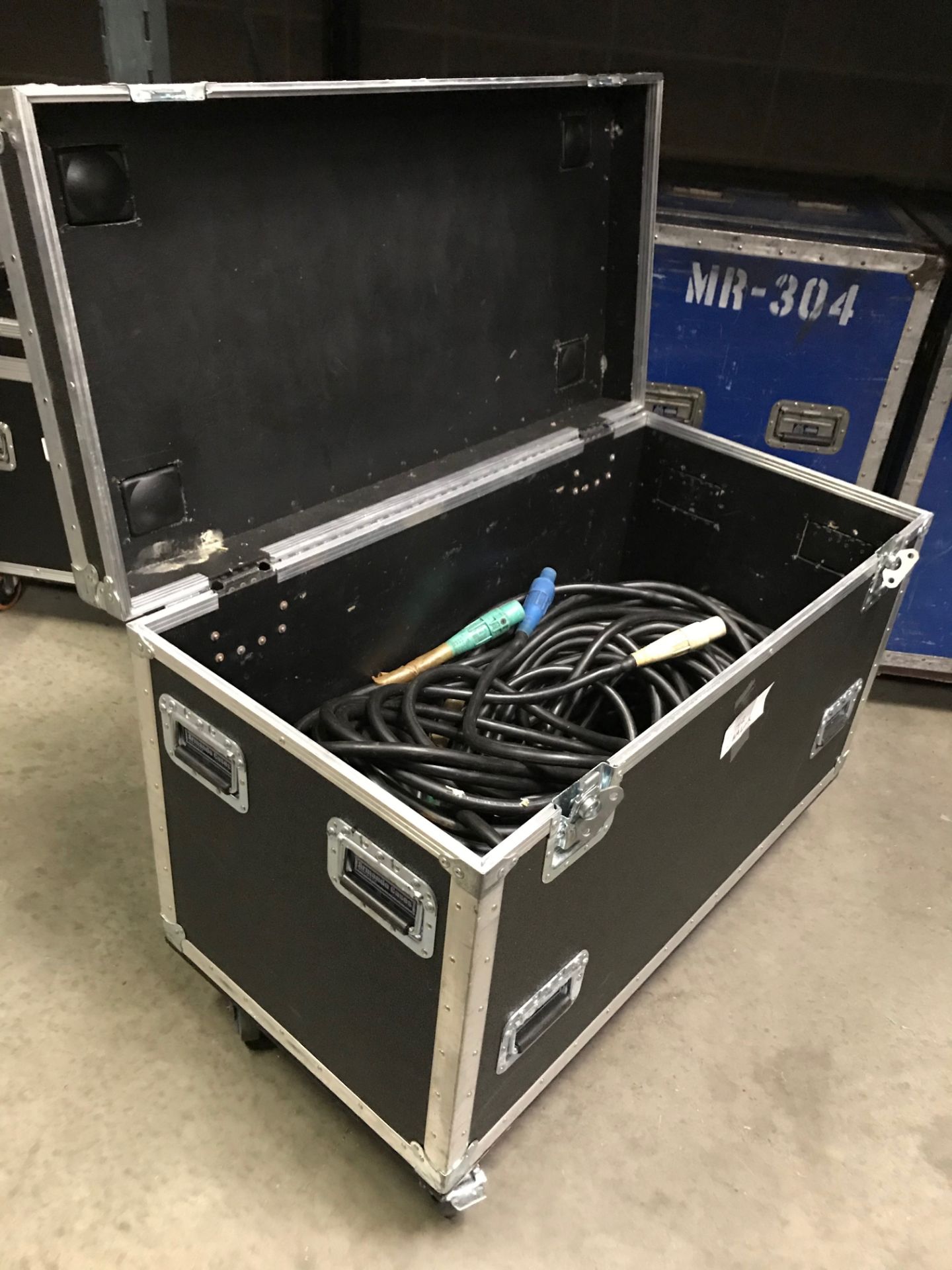 LOT OF: MISC. 200 AMP POWER DISTRIBUTION CABLES W/CAMLOK AND ROLLING CASE - Image 4 of 4