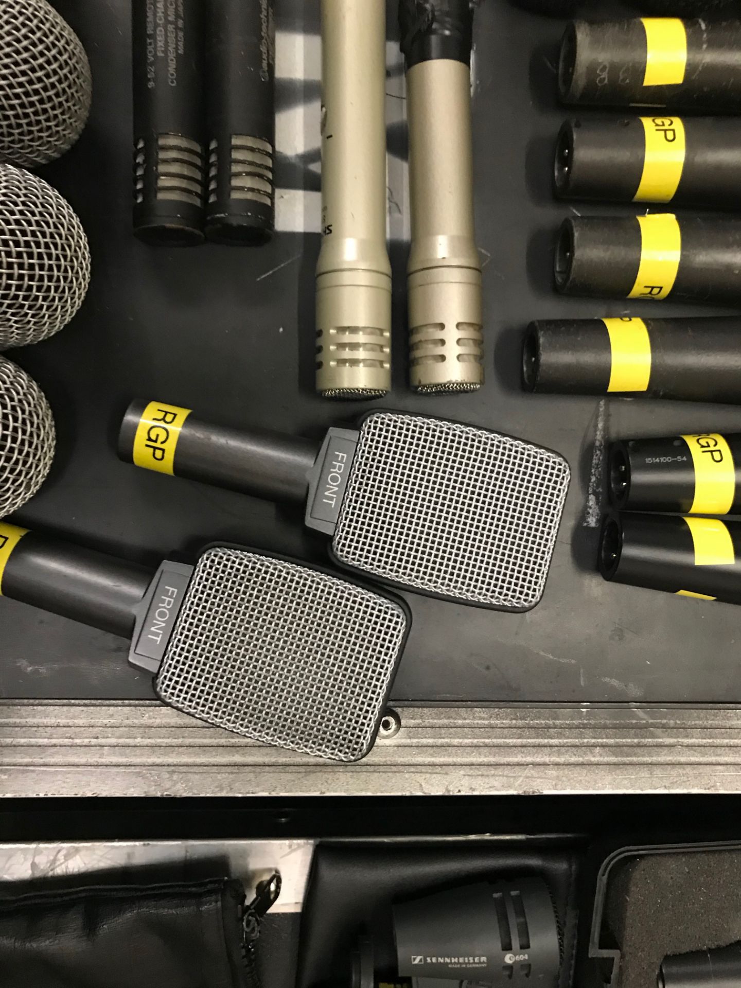 LOT OF: 4' X 30" MICROPHONE BOX TO INCLUDE: (48) VARIOUS MICROPHONES, (10) MICROPHONE STAND BASE PLA - Image 5 of 26