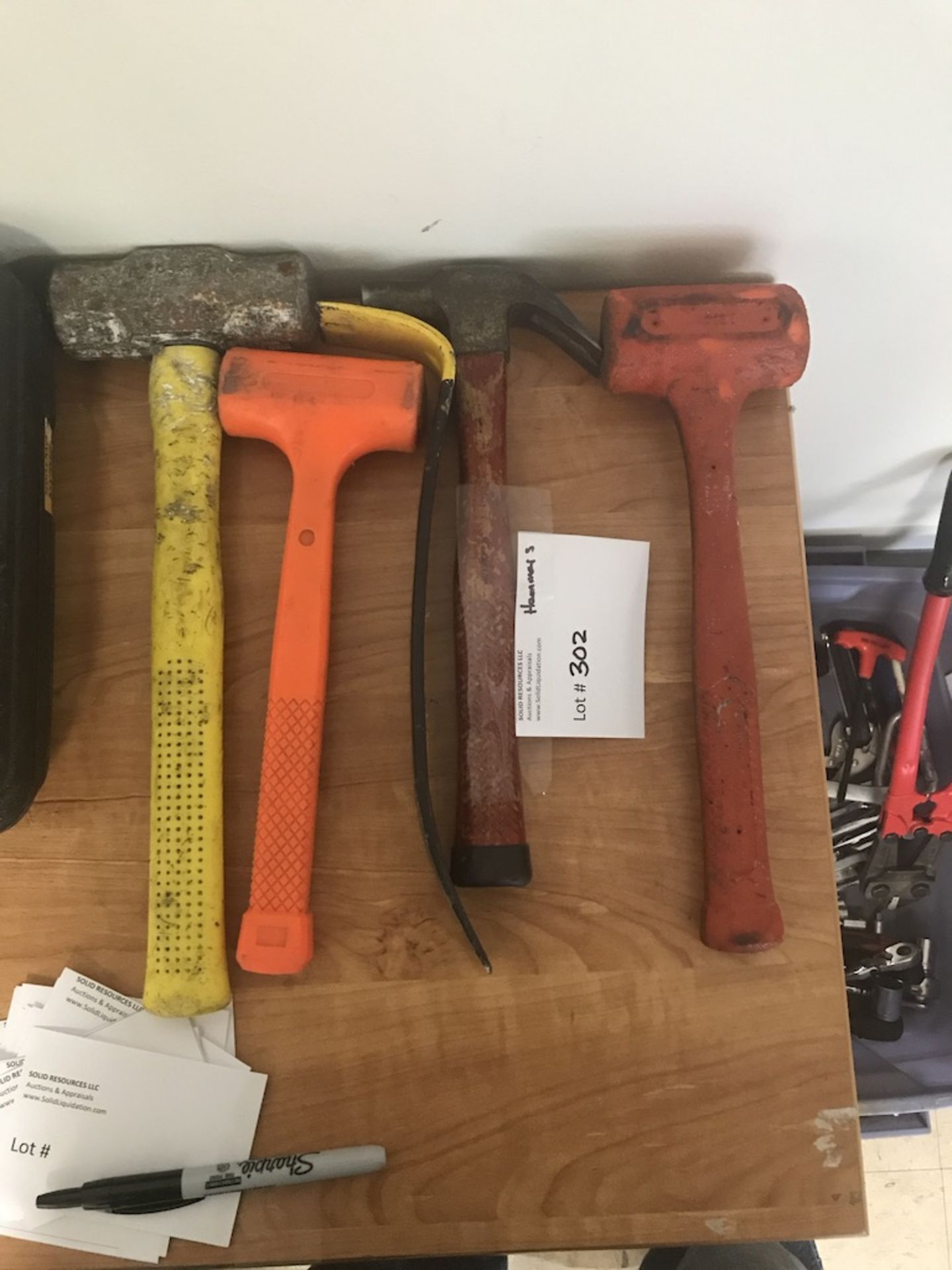 LOT OF: VARIOUS HAMMERS AND SMALL PRY BAR - Image 2 of 2