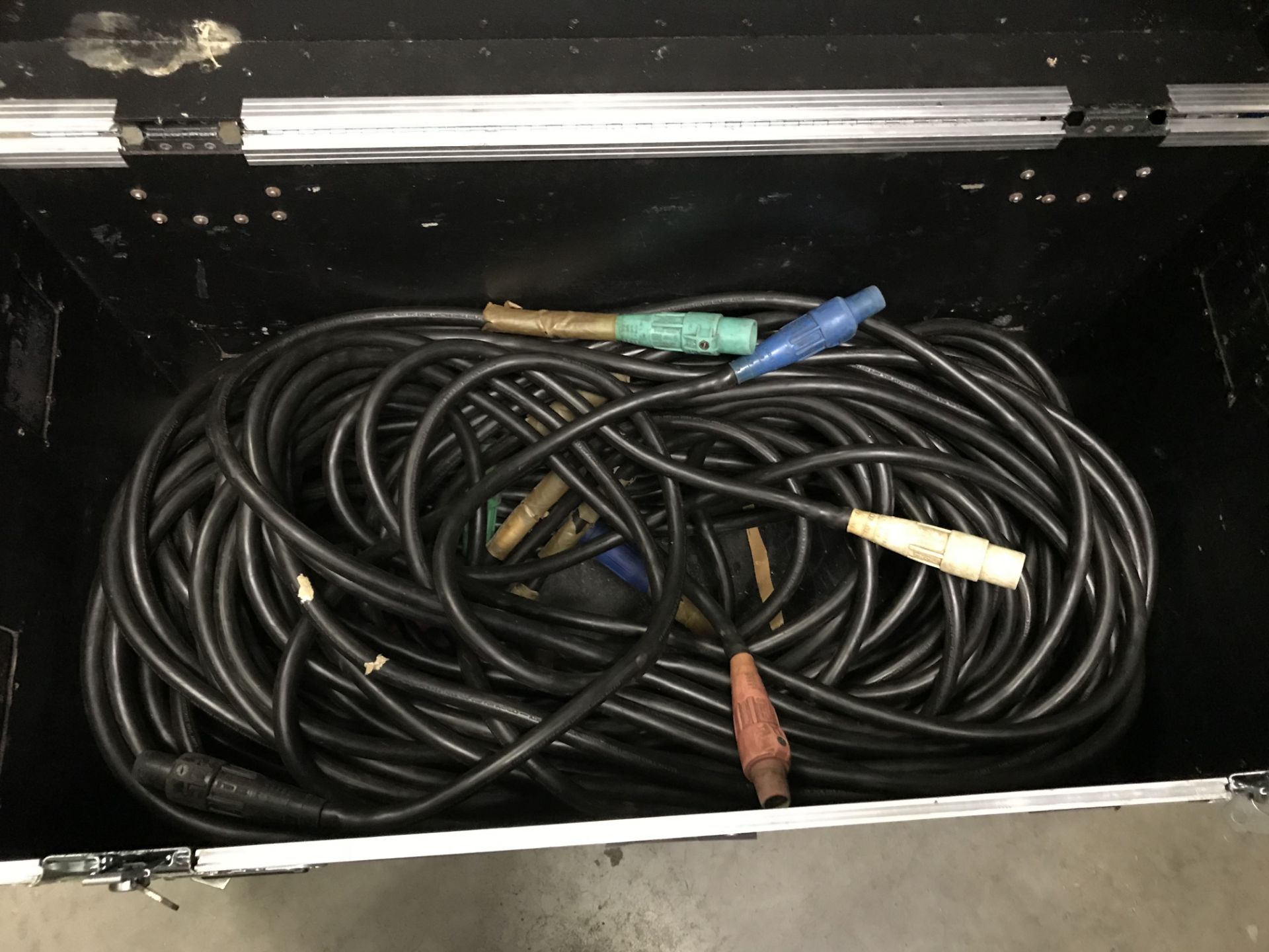 LOT OF: MISC. 200 AMP POWER DISTRIBUTION CABLES W/CAMLOK AND ROLLING CASE - Image 2 of 4