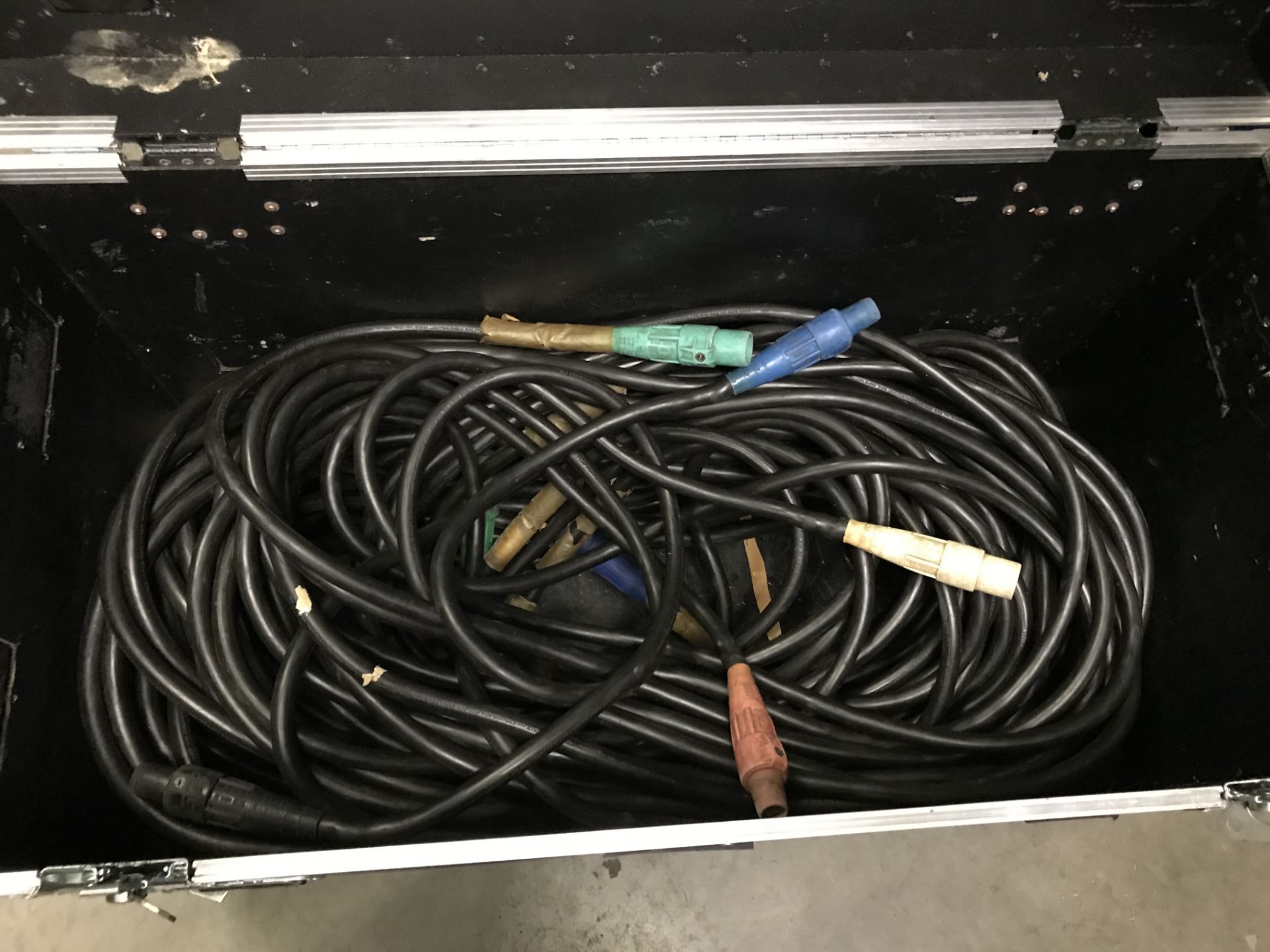 LOT OF: MISC. 200 AMP POWER DISTRIBUTION CABLES W/CAMLOK AND ROLLING CASE - Image 3 of 4