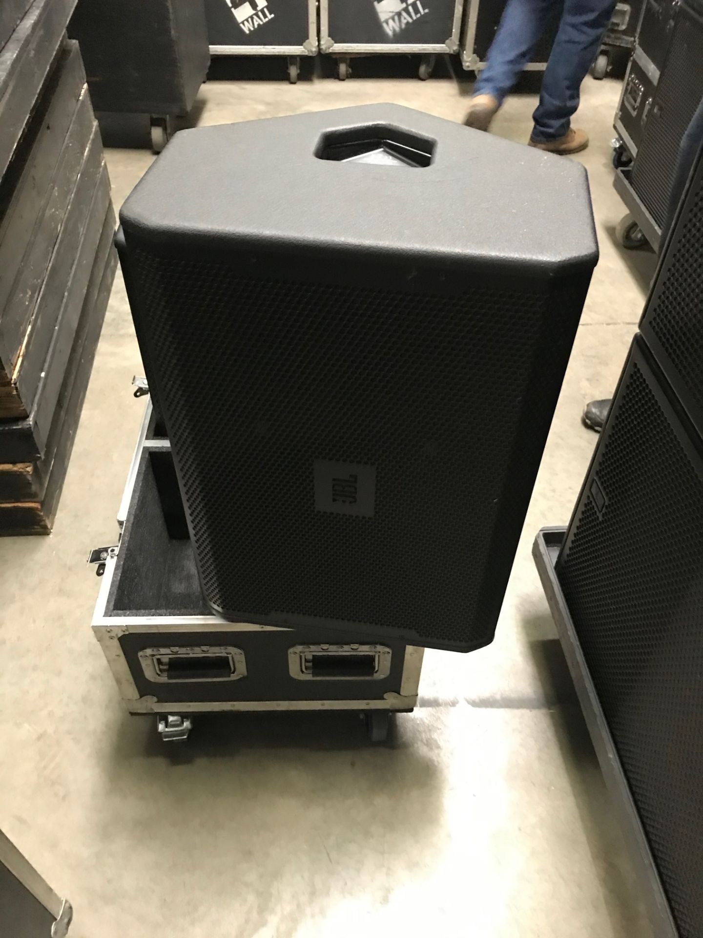 LOT OF: (2) JBL VRX 915M W/ ROLLING CASE - Image 2 of 5