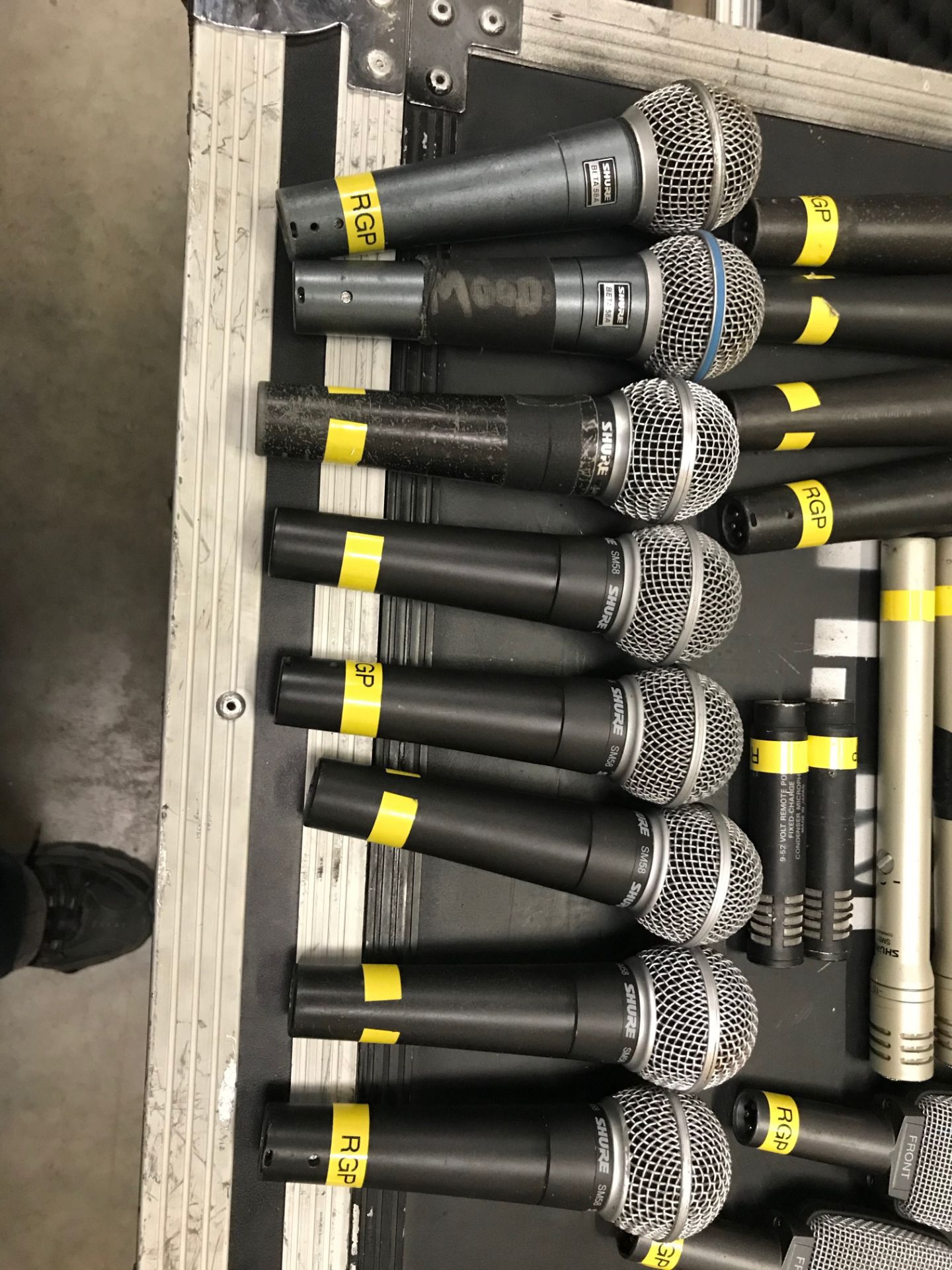 LOT OF: 4' X 30" MICROPHONE BOX TO INCLUDE: (48) VARIOUS MICROPHONES, (10) MICROPHONE STAND BASE PLA - Image 6 of 26