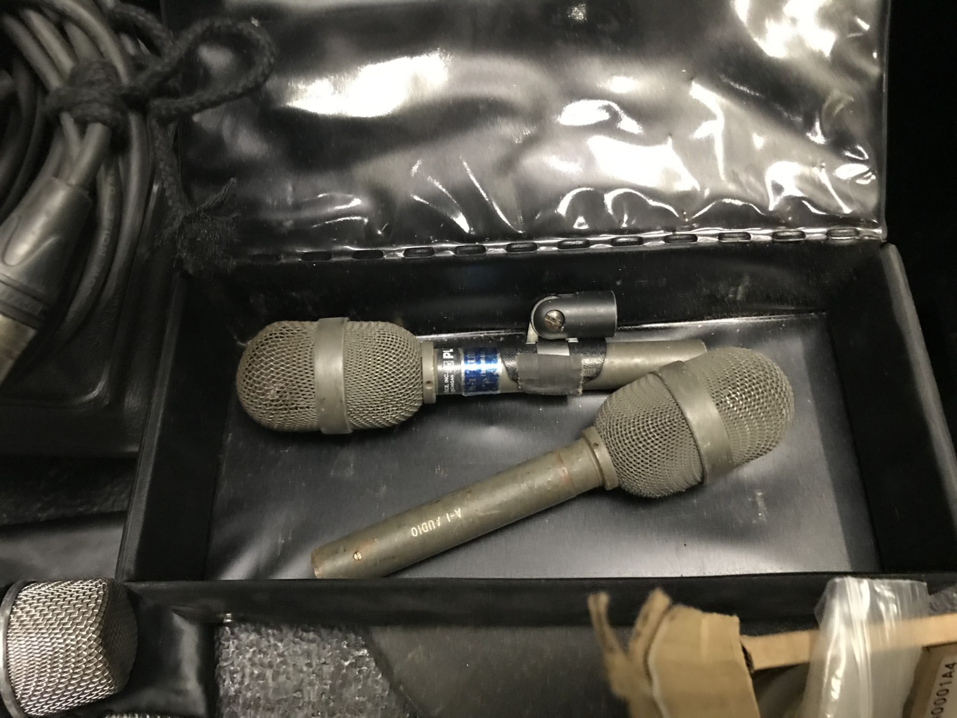 LOT OF: (14) VARIOUS MICROPHONES, CABLES, BOXES, MIC BAGS - Image 7 of 12