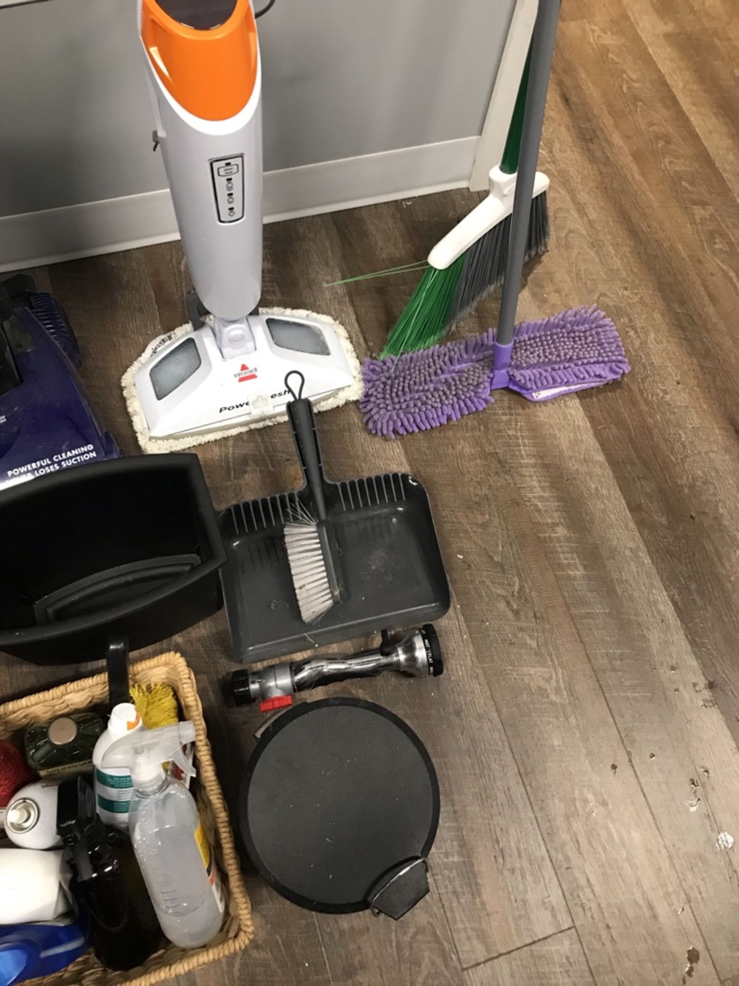 LOT OF: BROOM, DUSTMOP, DUSTPAN, BISSELL FLOOR VAC, BISSELL CARPET VAC, HOSE NOZZLE, MINI TRASH RECE - Image 11 of 14