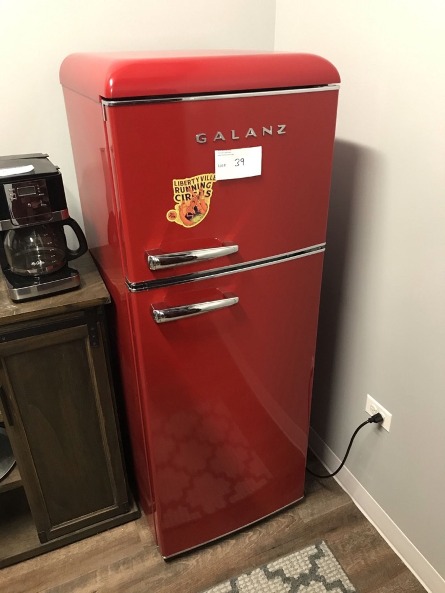 RED GALANZ REFRIGERATOR FREEZER, 7.6 CU, MODEL BCU-215V-62H, APPROX 5 FEET HIGH - Image 2 of 7