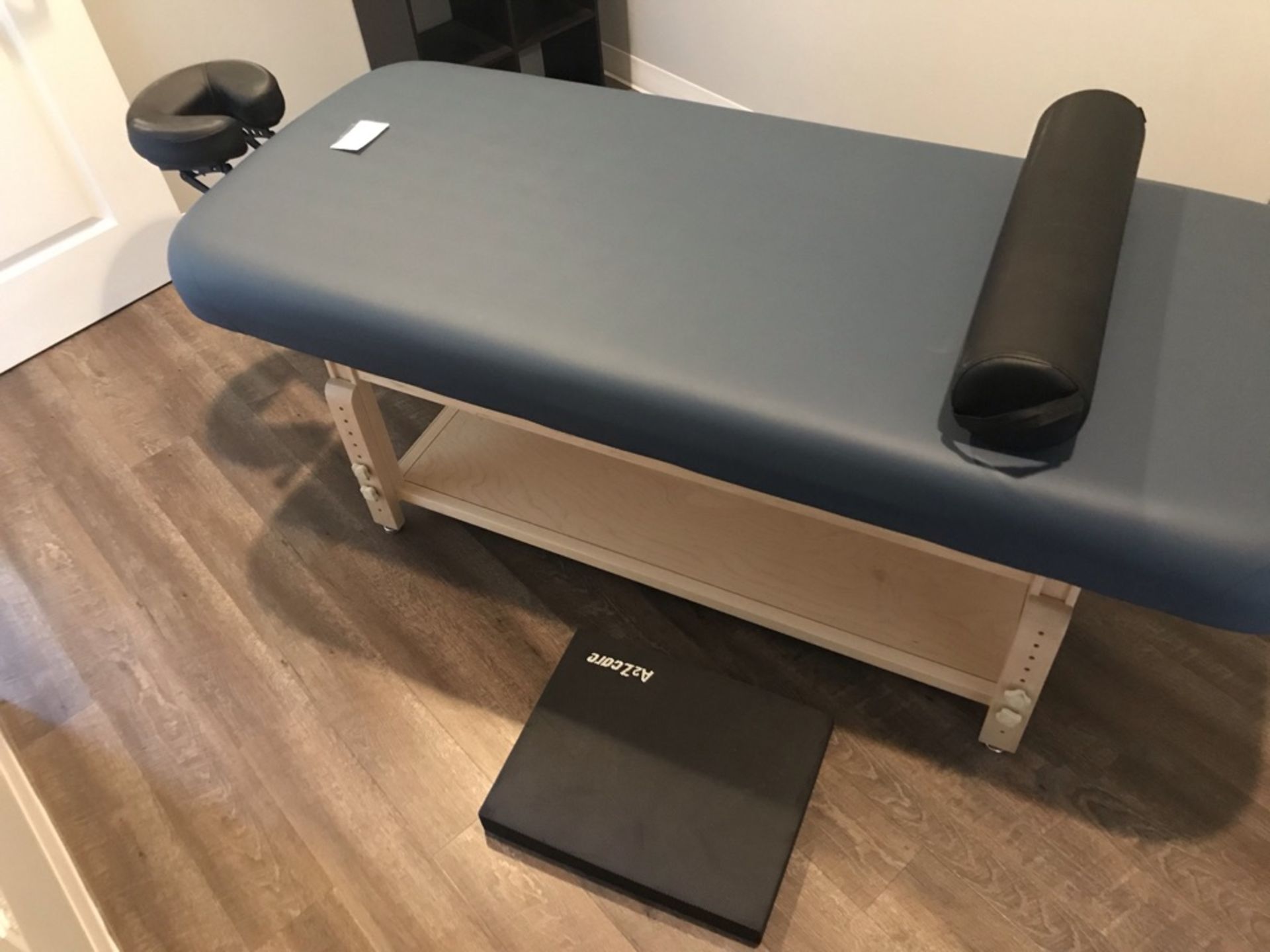 EARTHLITE SEDONA SPA TREATMENT TABLE, BLUE, WITH FACE CRADLE, LEG SUPPORT, AND A2ZCARE FLOOR PAD