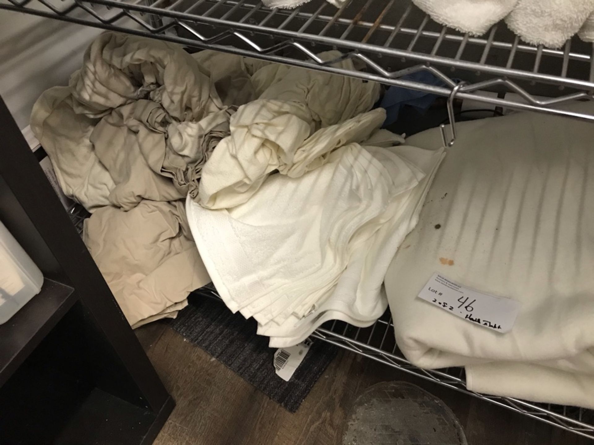 LOT OF: LINENS TO INCLUDE APPROX 24 HAND TOWELS, SHEETS, PILLOWCASES, (2) ELECTRIC BLANKETS