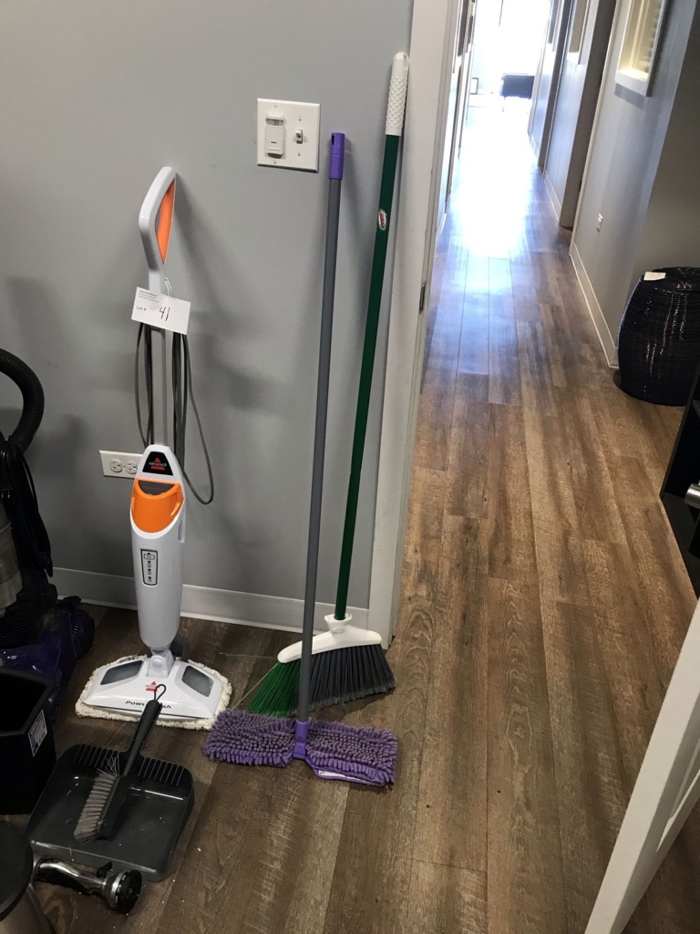 LOT OF: BROOM, DUSTMOP, DUSTPAN, BISSELL FLOOR VAC, BISSELL CARPET VAC, HOSE NOZZLE, MINI TRASH RECE - Image 14 of 14