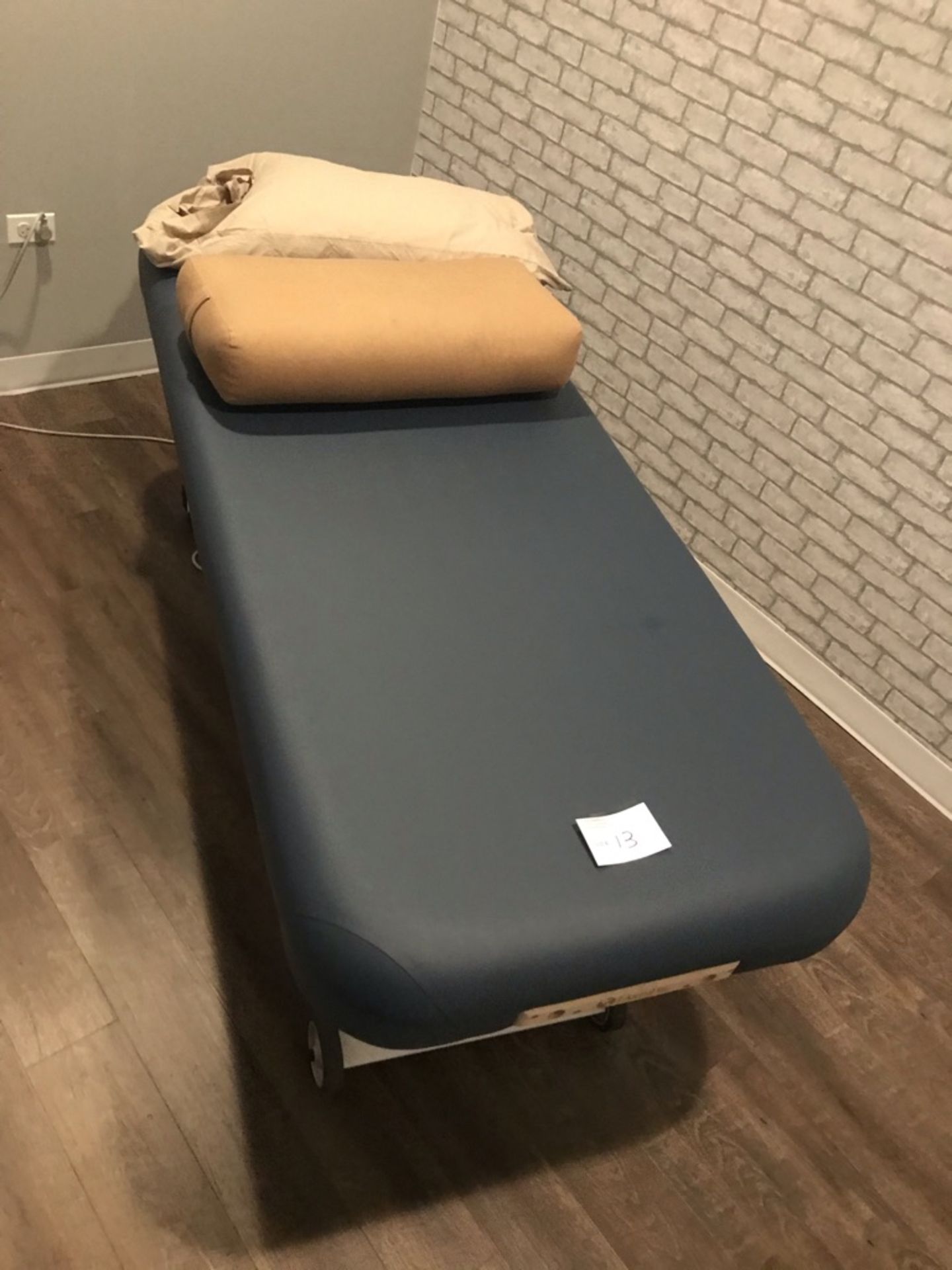 EARTHLITE ELLORA ELECTRIC LIFT TABLE FOR MASSAGE TREATMENT, BLUE, WITH FABRIC LEG SUPPORT PILLOW AND - Image 5 of 5