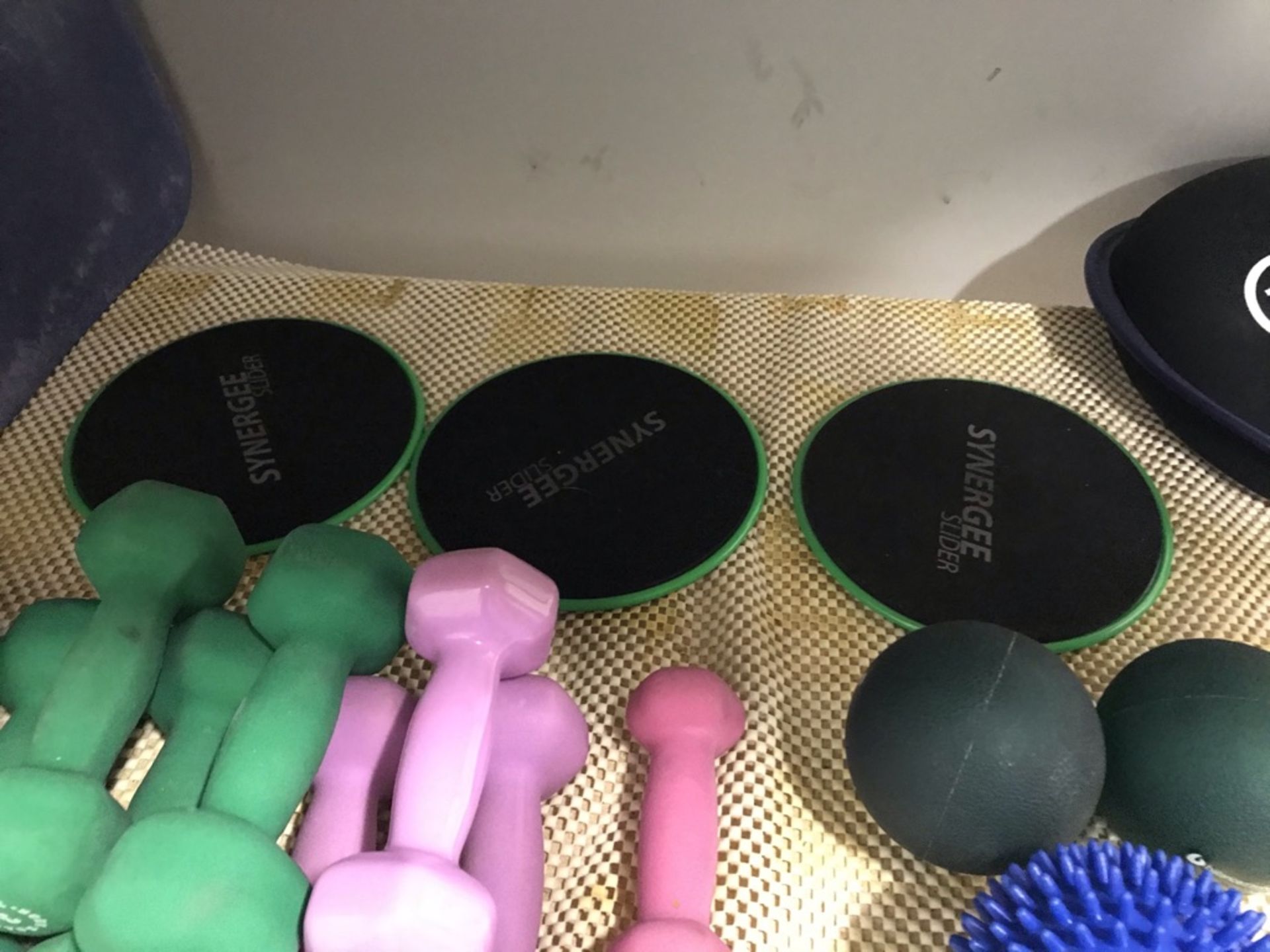 LOT OF: (1) 1LB DUMBBELL, (3) 2LB DUMBBELL, (8) 3LB DUMBBELL, (3) ASSORTED BALLS, (3) SYNERGEE SLID - Image 4 of 8