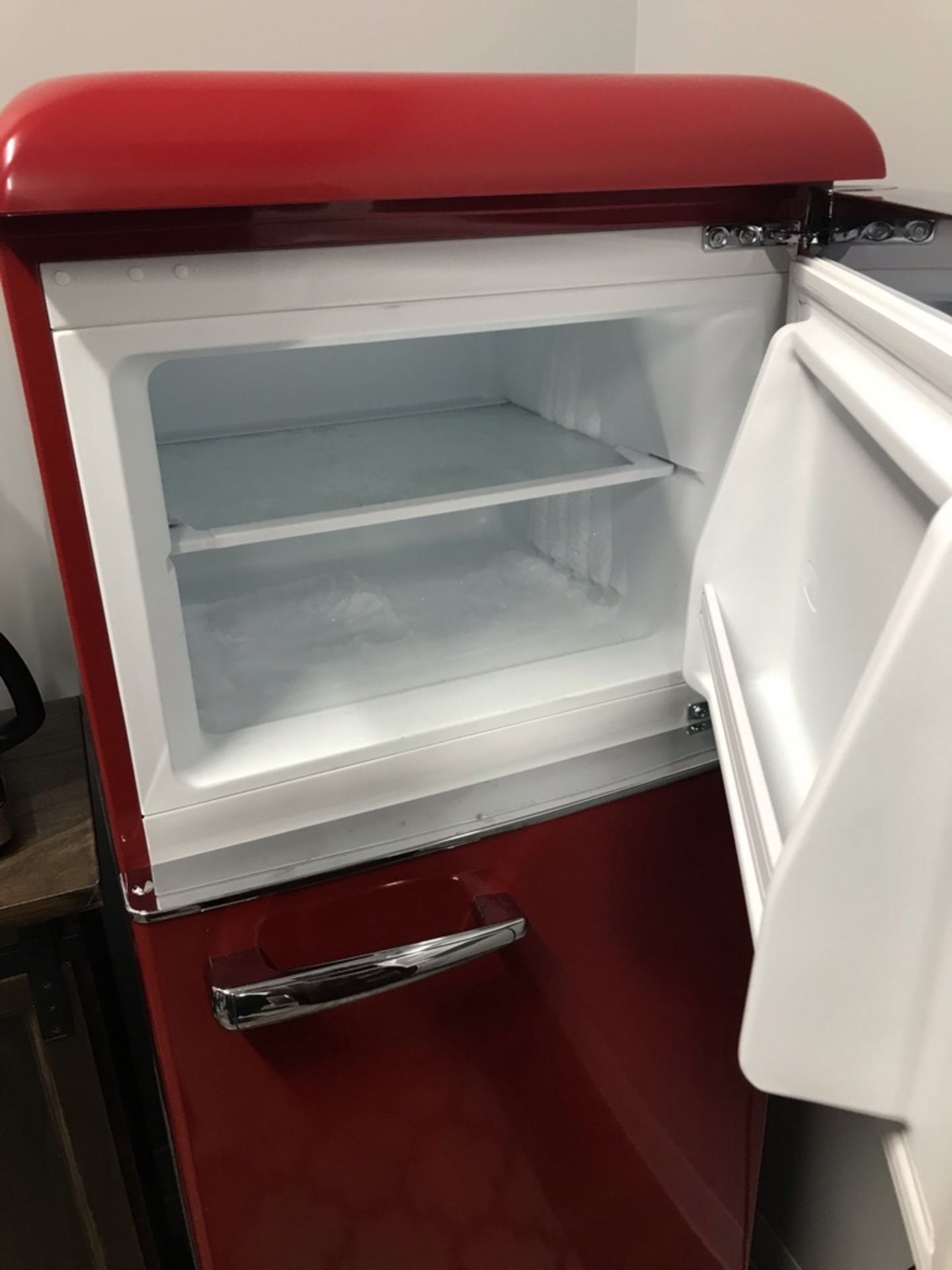 RED GALANZ REFRIGERATOR FREEZER, 7.6 CU, MODEL BCU-215V-62H, APPROX 5 FEET HIGH - Image 4 of 7