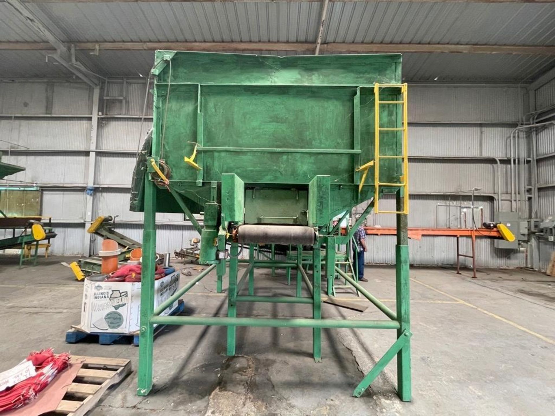 Bulk Feed Hopper with Conveyor Bed