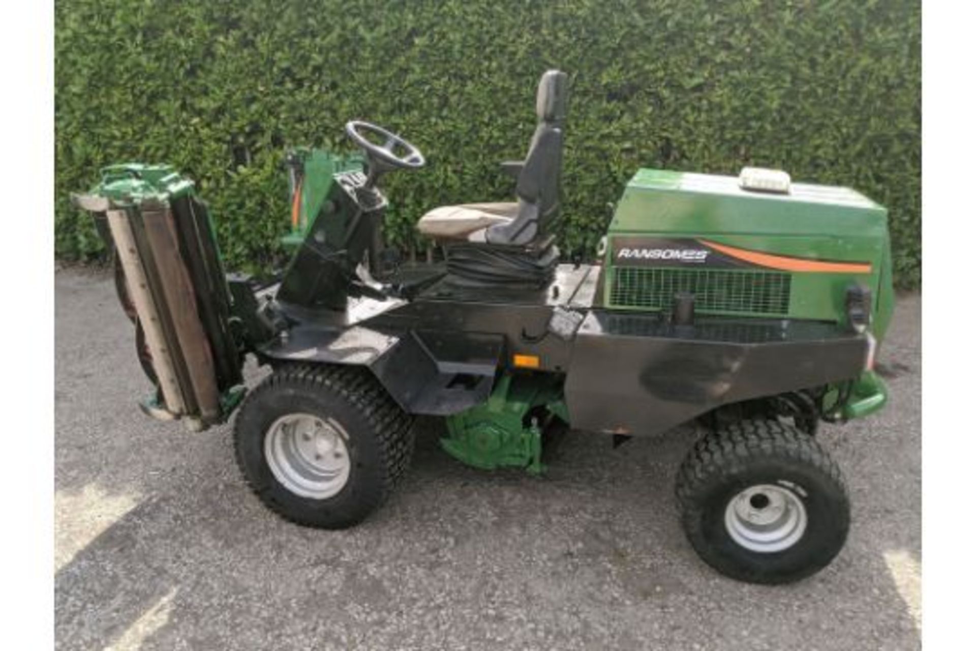 Ransomes Parkway 2250 Triple Ride On Cylinder Mower. - Image 2 of 6