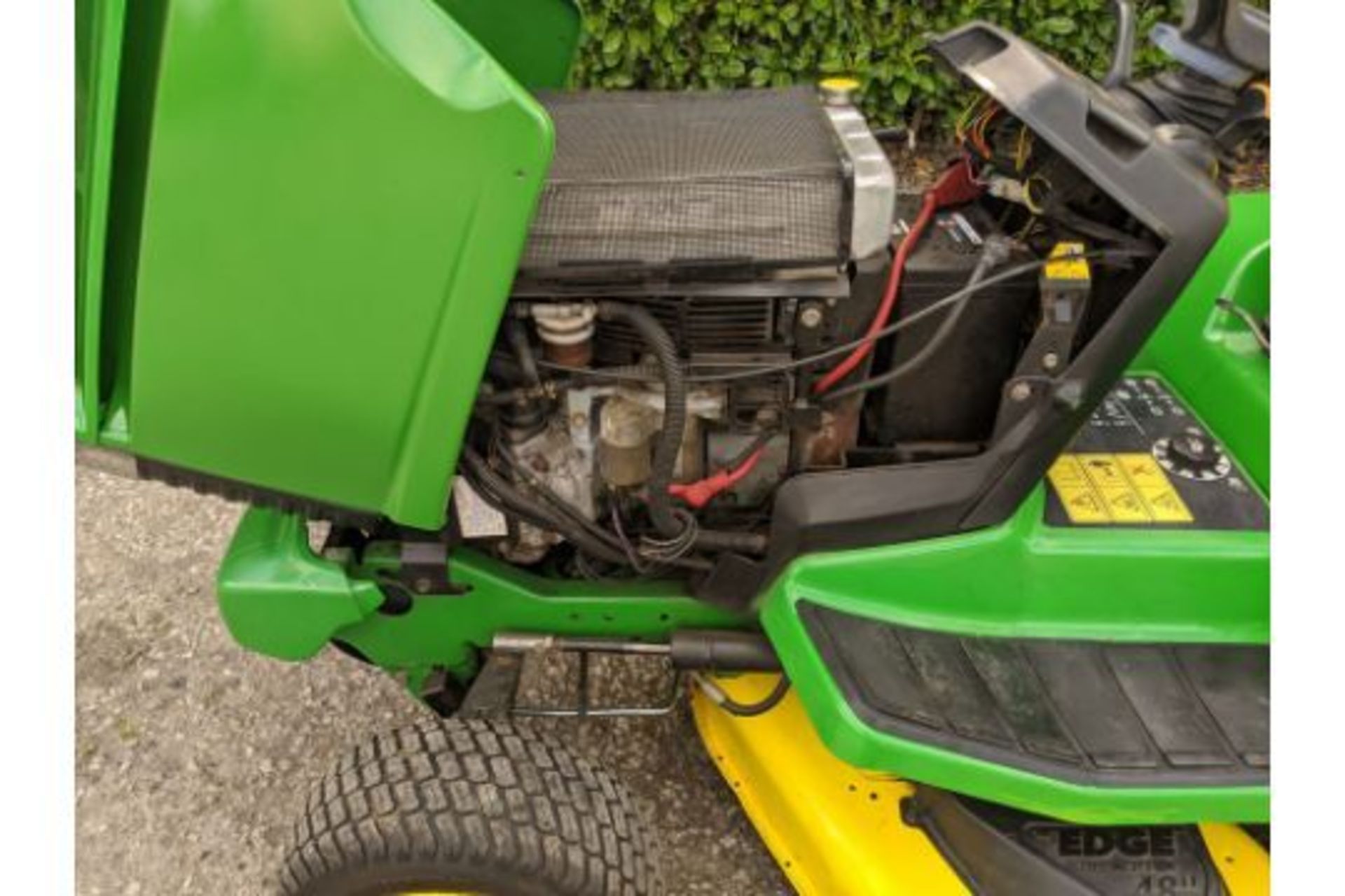 John Deere 355D 16hp Diesel Lawn Tractor 48" Deck 1020 Hours. - Image 5 of 7