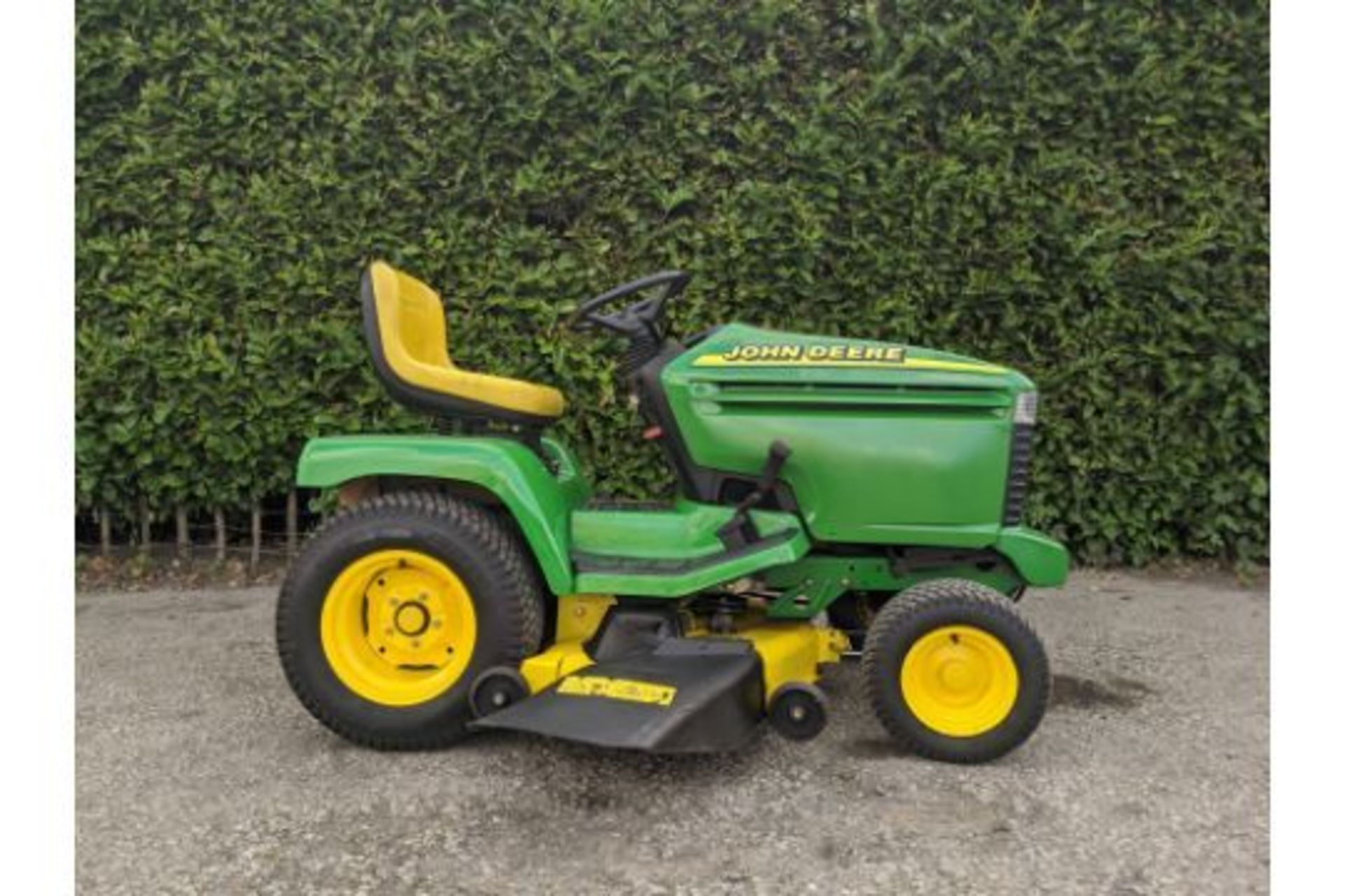 John Deere 355D 16hp Diesel Lawn Tractor 48" Deck 1020 Hours. - Image 2 of 7