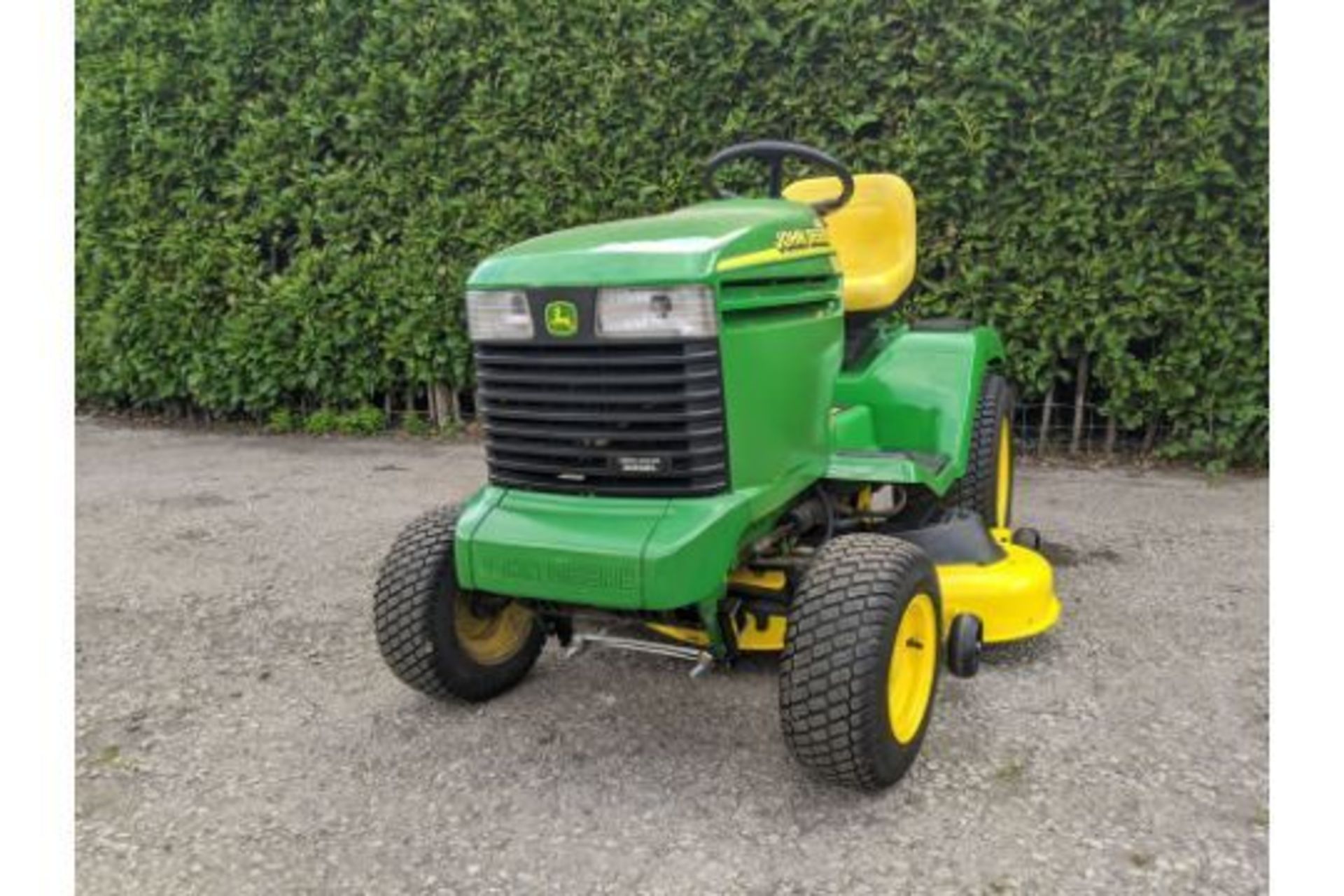 John Deere 355D 16hp Diesel Lawn Tractor 48" Deck 1020 Hours. - Image 3 of 7