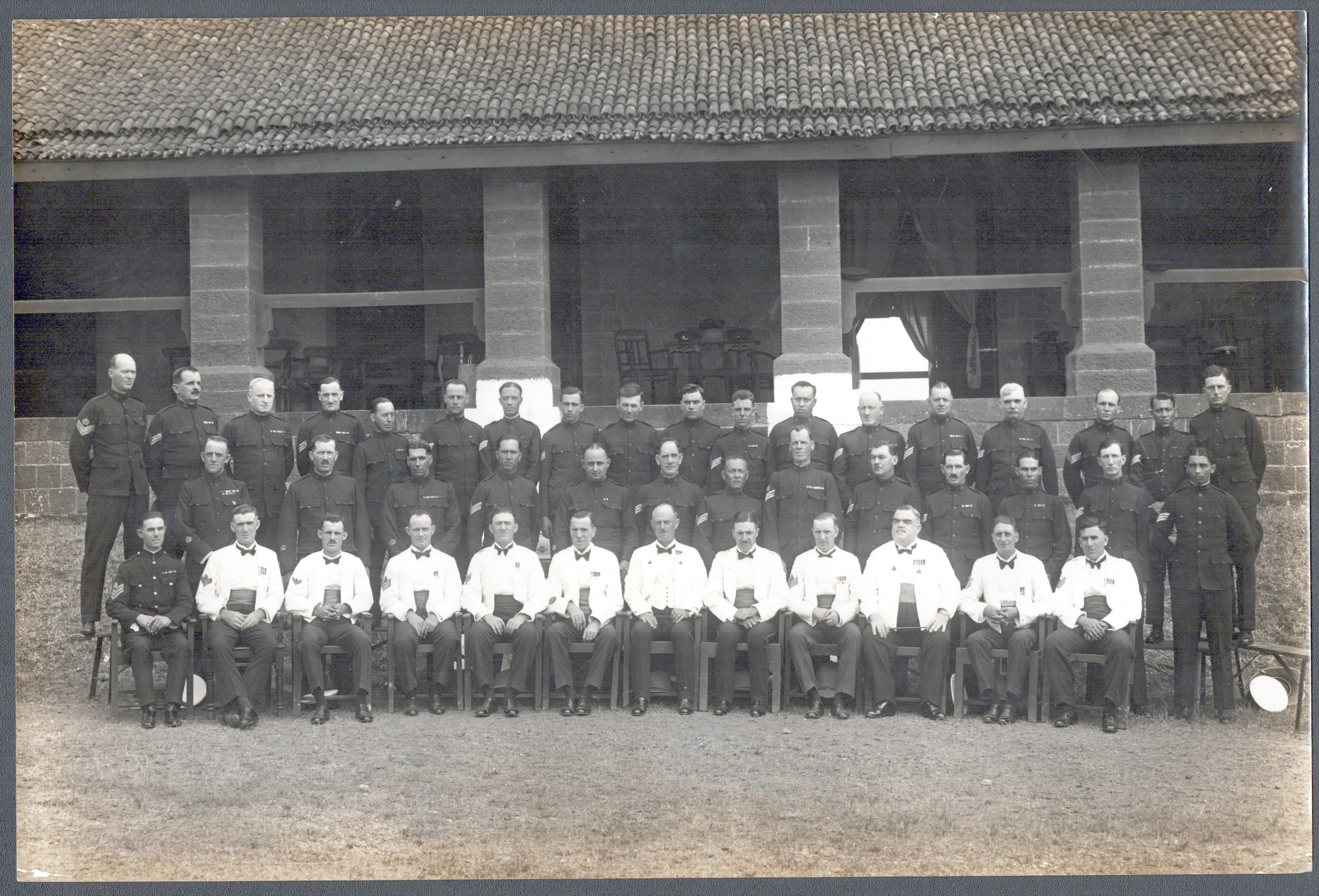 VINTAGE PHOTOGRAPH SHOWING BRITISH MILITARY PERSONNEL