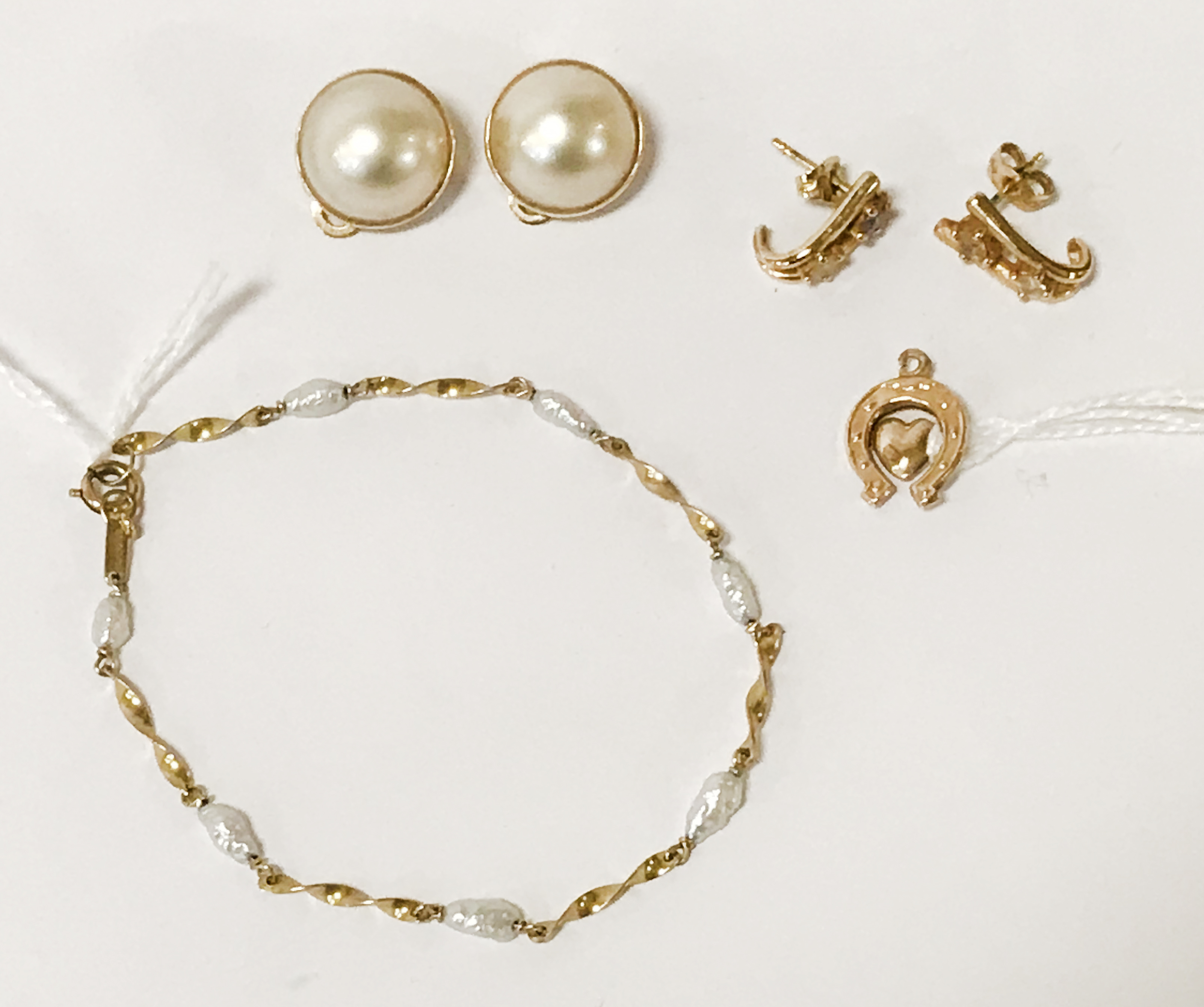 9CT GOLD SEED PEARL BRACELET & 9CT GOLD CABOUCHON EARRINGS ETC