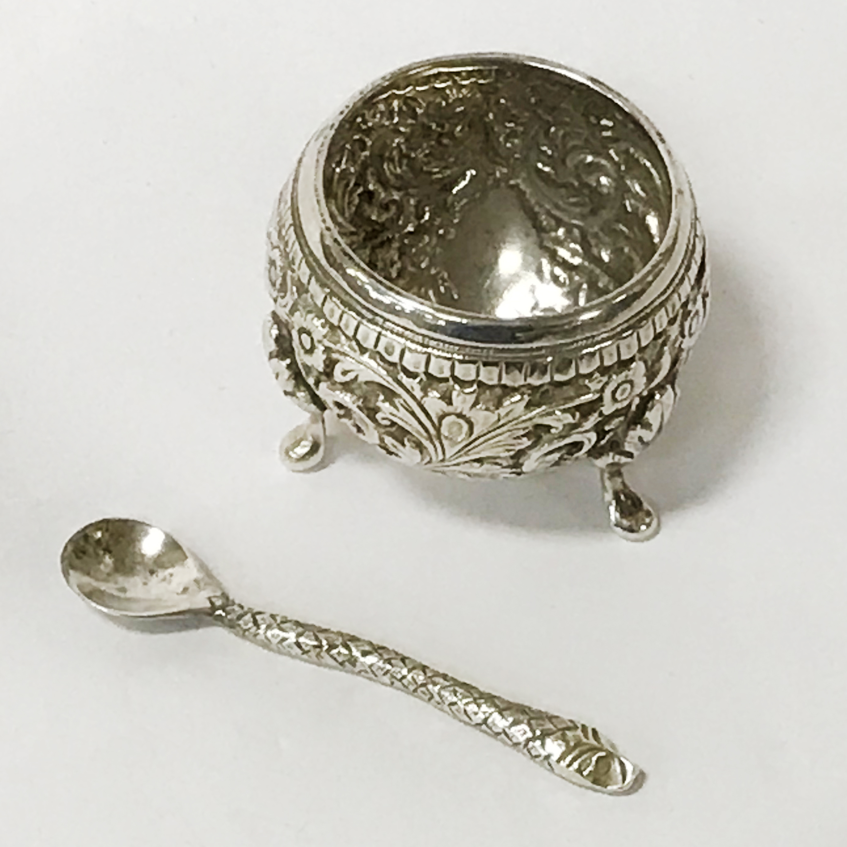 EDWARDIAN 1905 HALLMARKED INDIAN STYLE SILVER SALT CELLAR & SPOON IN FORM OF SNAKE