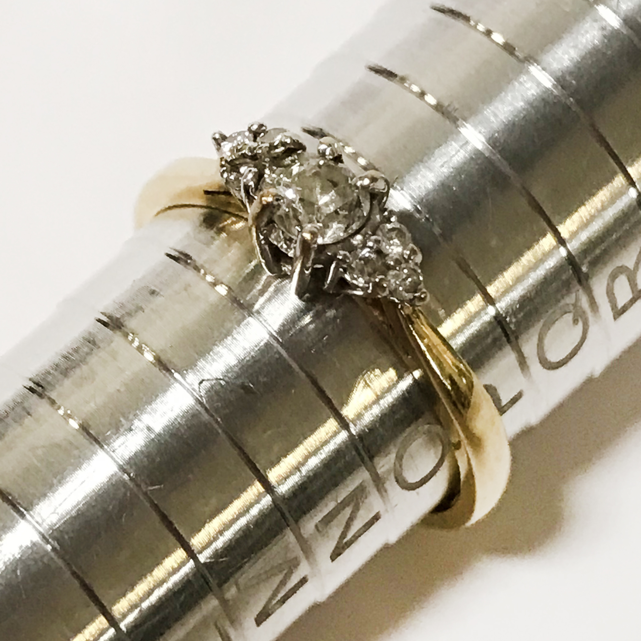 18CT GOLD & DIAMOND SEVEN STONE RING