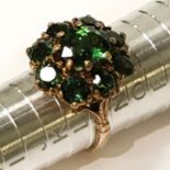9CT GOLD RING - GREEN STONE CLUSTER RING