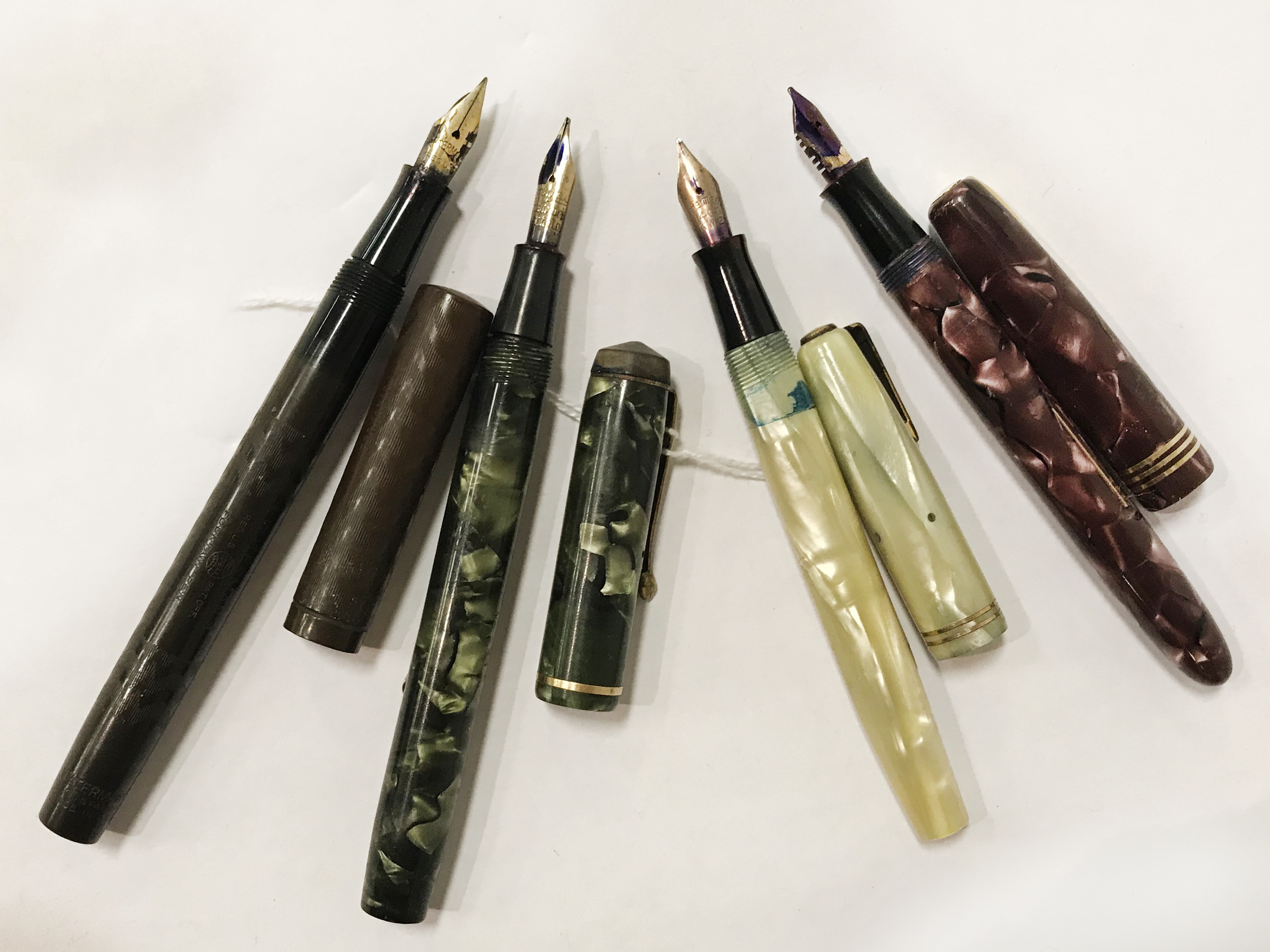 FOUR VINTAGE AND COLLECTABLE FAMOUS BRAND NAME FOUNTAIN PENS 3 WITH 14 CT NIBS