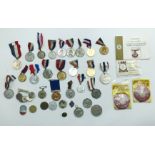 SELECTION OF VARIOUS SOUVENIR COINS BADGES & MEDALS