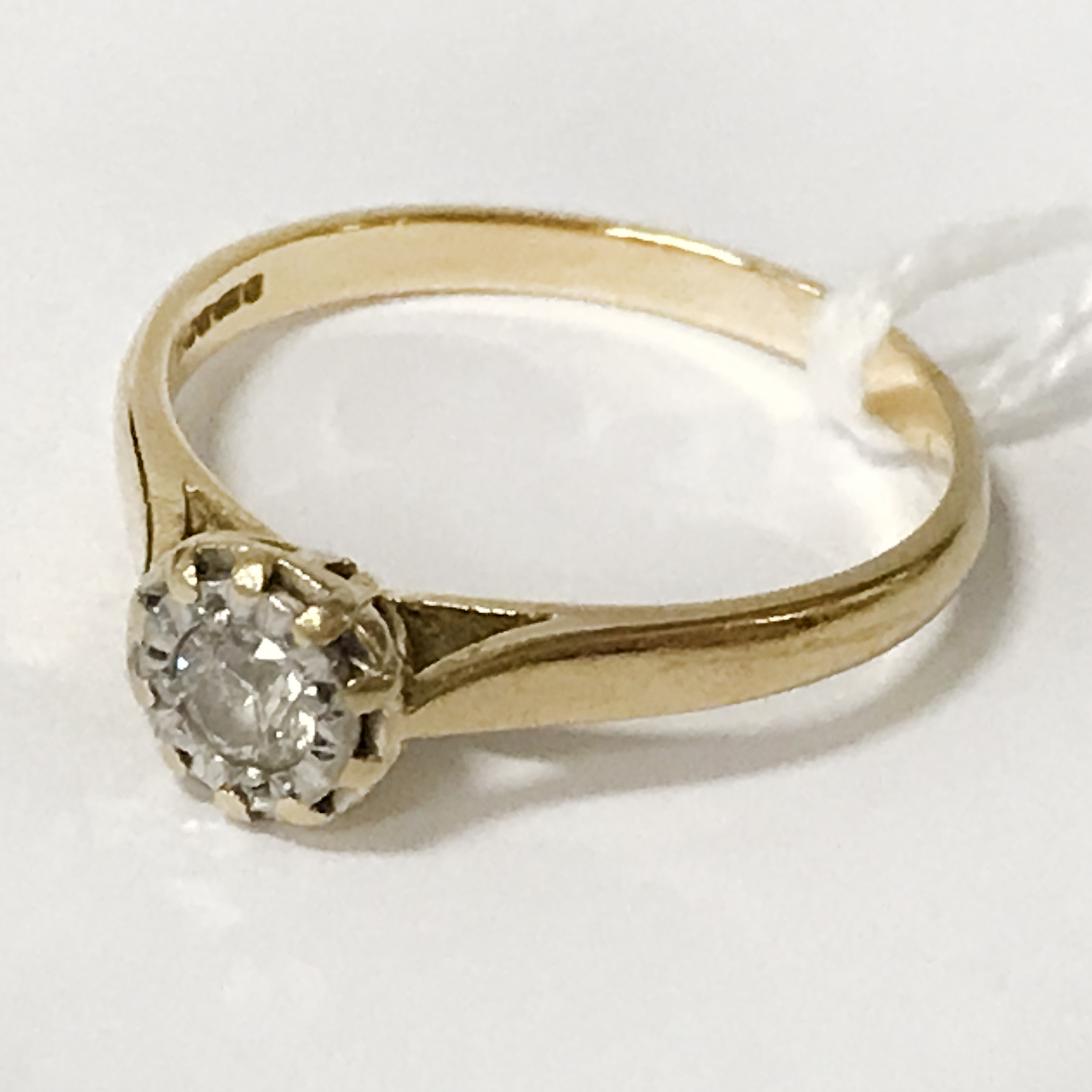 18CT GOLD DIAMOND SOLITAIRE RING - SIZE R