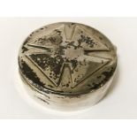 HM SILVER ''GOLDSMITHS'' OF REGENT ST LIDDED BOX WITH CROSS DEPICTION - 8.5 CMS