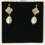 9CT GOLD PEARL & MOTHER OF PEARL STUD EARRINGS