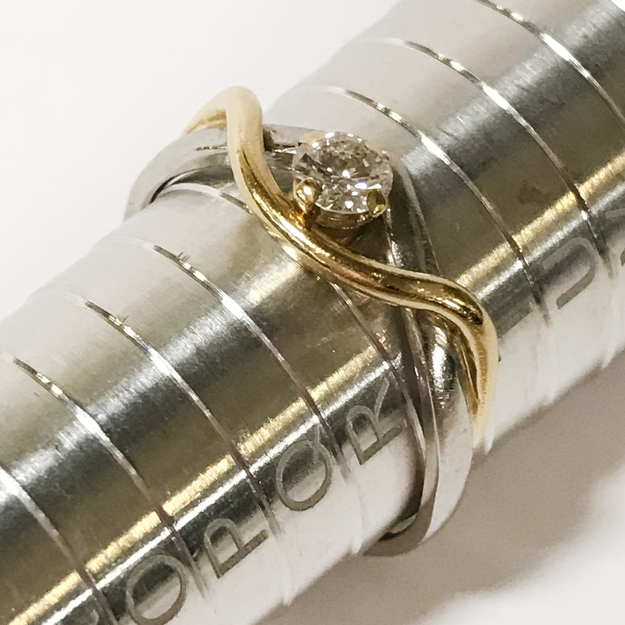 22CT WHITE & YELLOW GOLD & DIAMOND SOLITAIRE RING