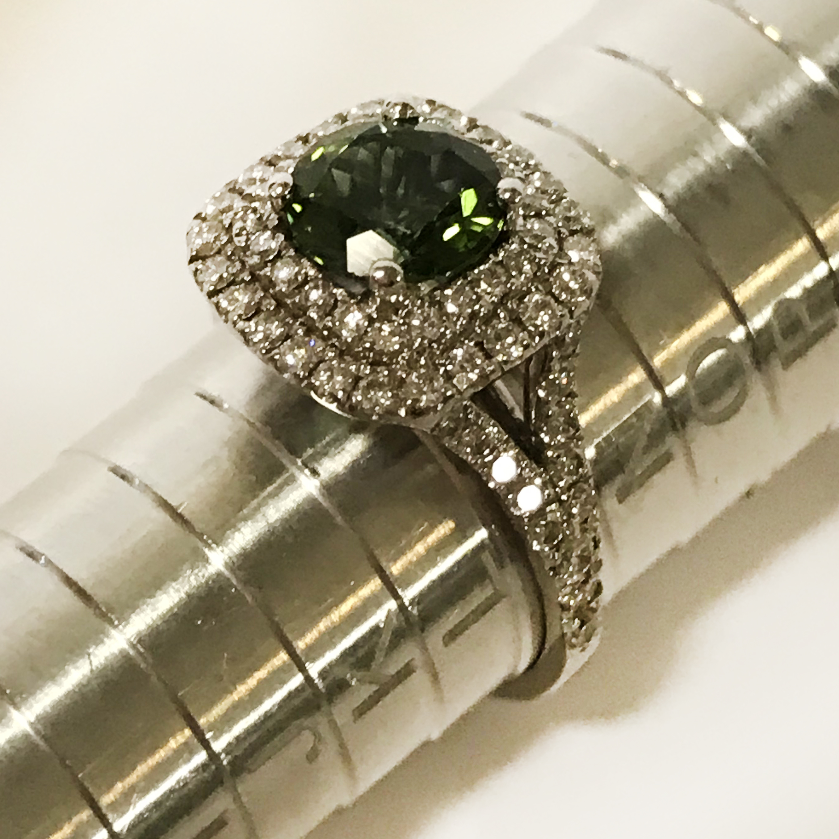 18CT GOLD DIAMOND & TOURMALINE RING - DIAMOND APPROX 1CT - GREEN TOURMALINE APPROX 1.5 CT - RING