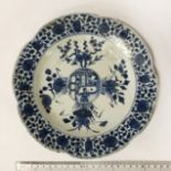 AN EARLY 18TH CENTURY CHINESE BLUE AND WHITE PLATE