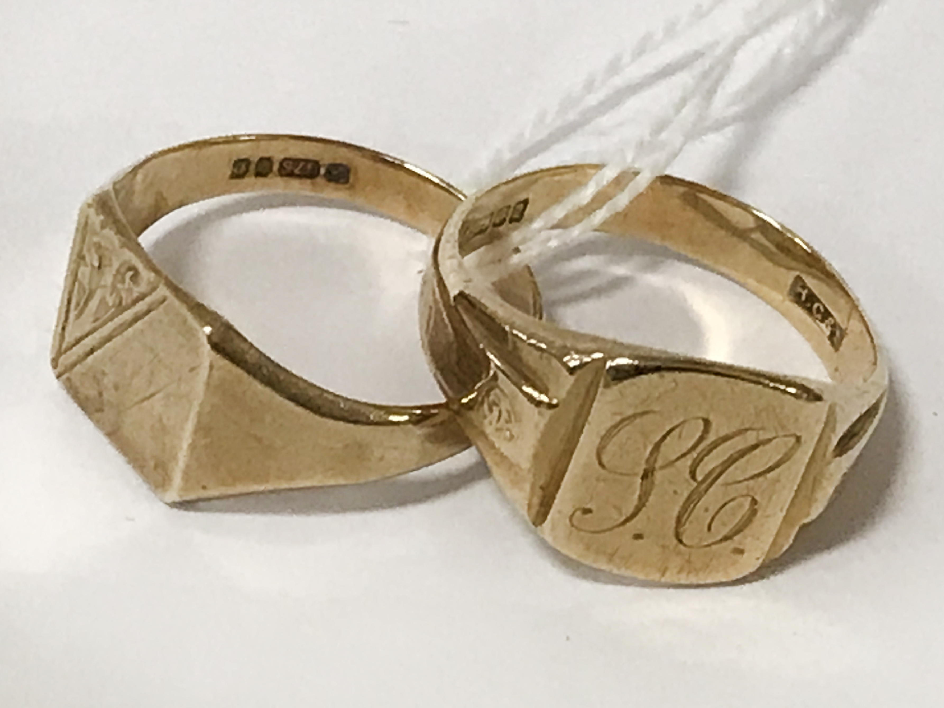 PAIR OF 9CT GOLD SIGNET RINGS - RING SIZE 'T'