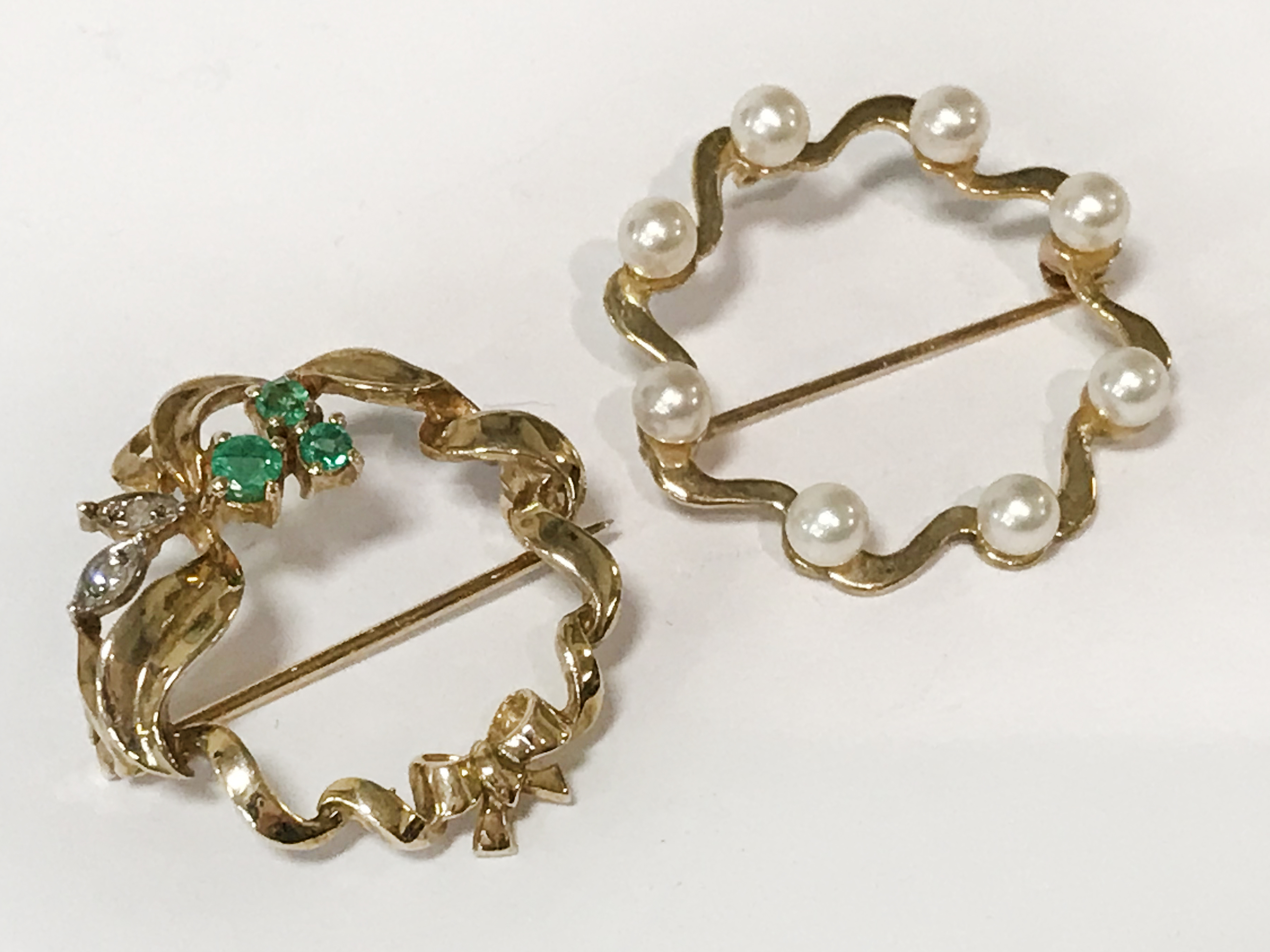 TWO 9CT GOLD BROOCHES - 1 EMERALD & DIAMONDS & 1 PEARL