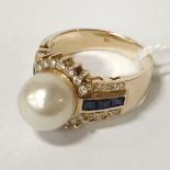 18CT GOLD DIAMOND, SAPPHIRE & CULTURED PEARL RING - SIZE L