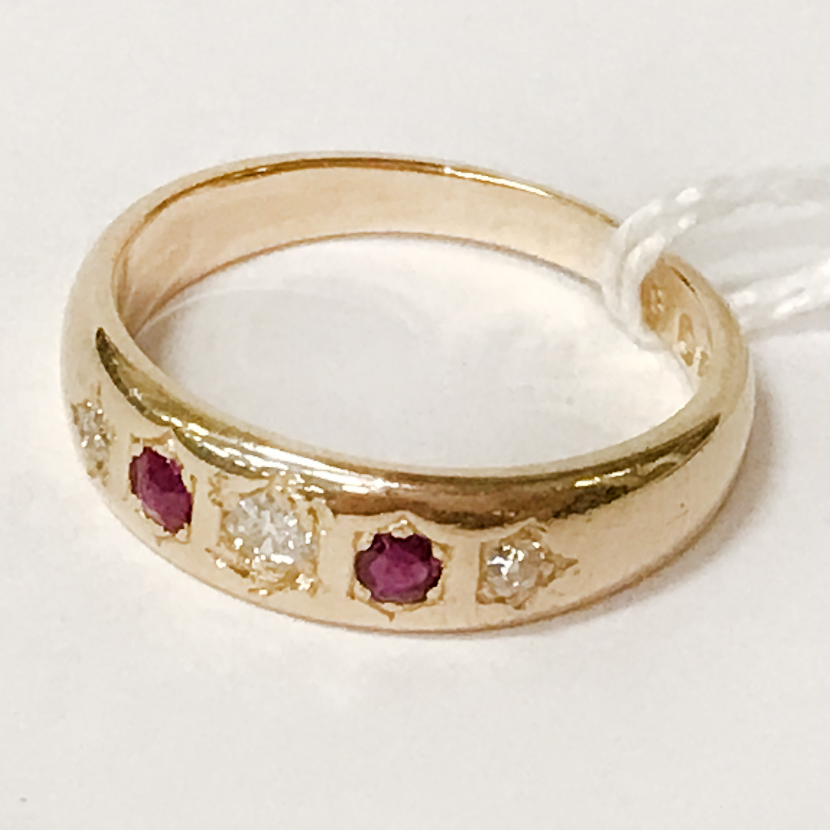 18CT YELLOW GOLD DIAMOND & RUBY RING - SIZE O