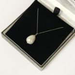 9CT GOLD SOUTH SEA PEARL PENDANT & CHAIN