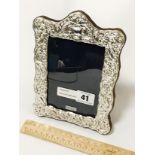 HM SILVER EMBOSSED PHOTO FRAME - 20CMS X 14CMS