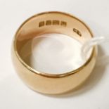 18CT GOLD BAND - SIZE O - APPROX 10 GRAMS