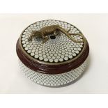 PORCELAIN ROUND BOX WITH LIZARD ON LID